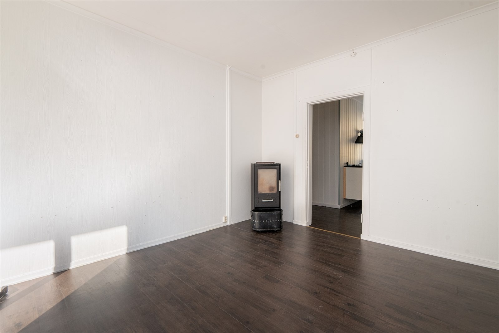 Lys og hyggelig stue med peisovn montert i 2021. Peisovnen gir lun og god varme på kalde dager og skaper en trivelig atmosfære. Galleribilde