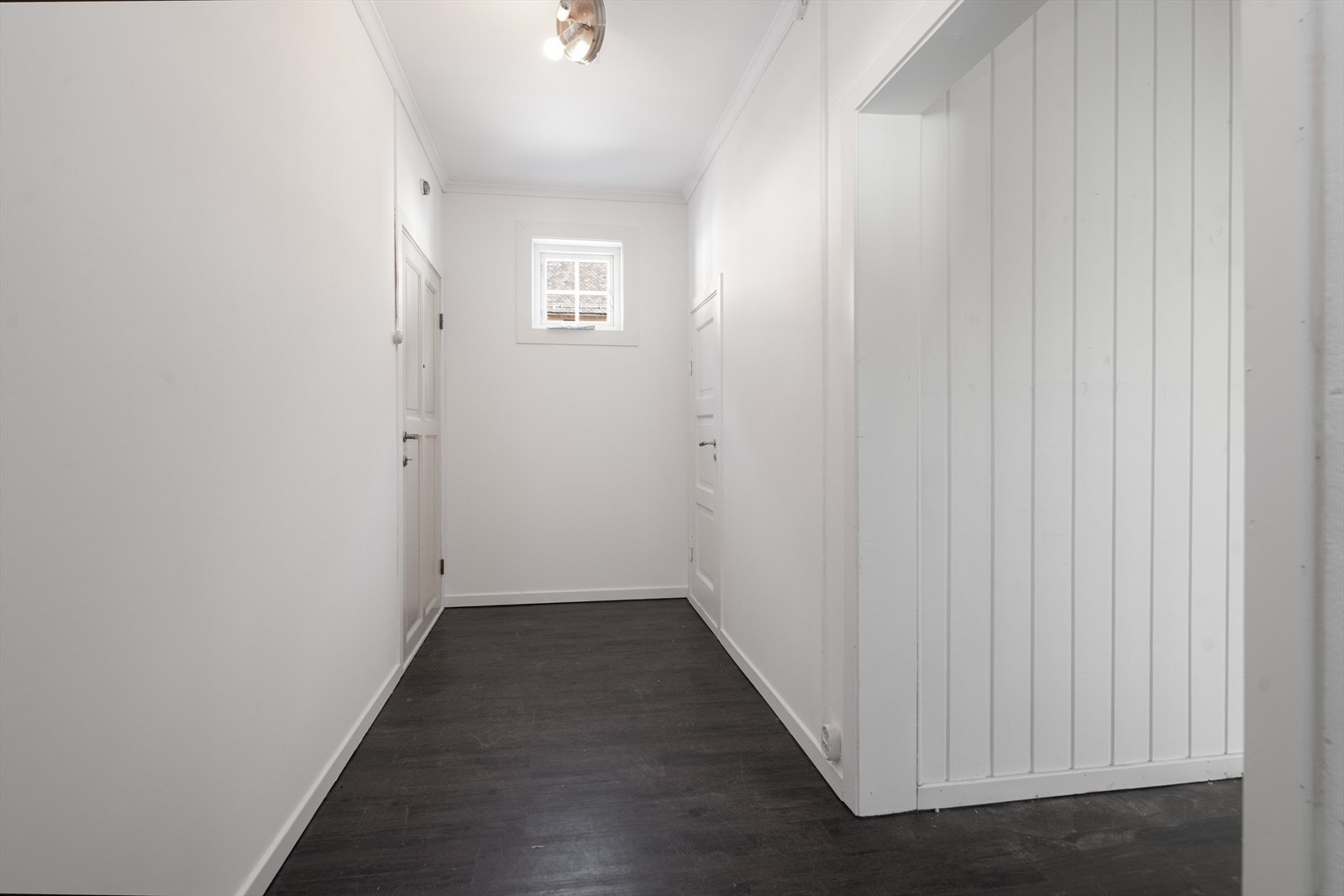 Lys og fin entré som ønsker deg velkommen inn. Galleribilde