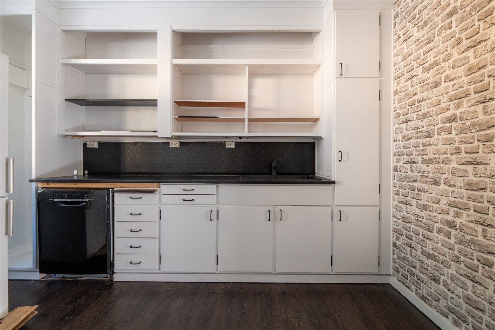 Det er avsatt plass i innredningen til frittstående hvitevarer som oppvaskmaskin og hybelkomfyr på kjøkkenet. Galleribilde