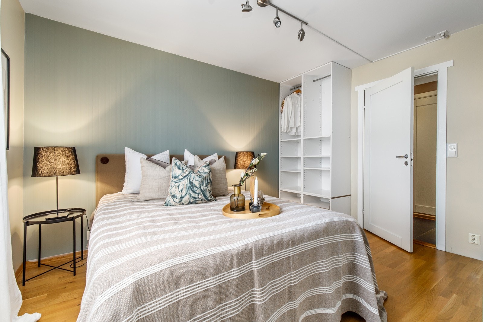 I hovedetasjen er det i to fine soverom. Galleribilde