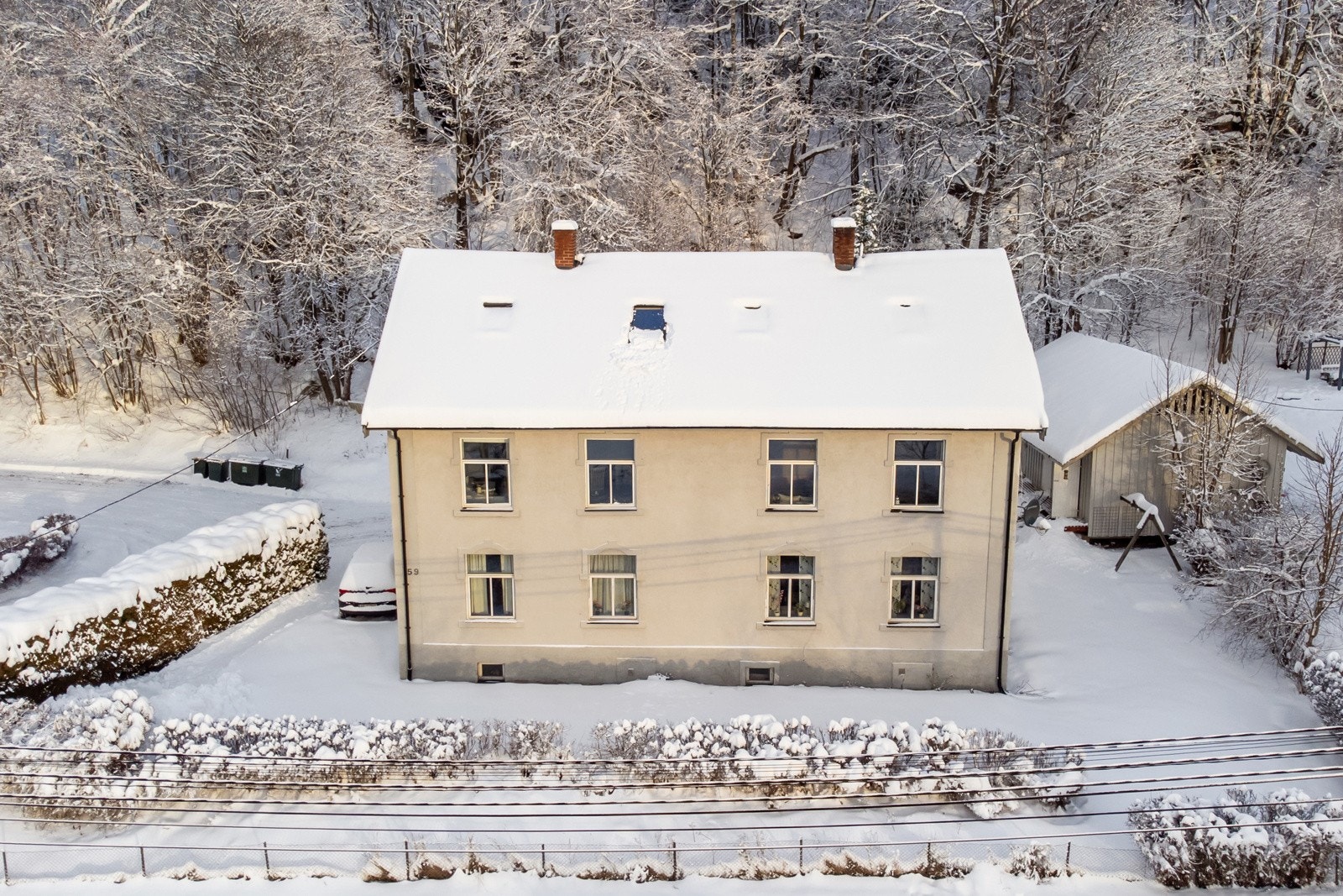 Boligen har felles tomt med hage og parkeringsplasser. Galleribilde