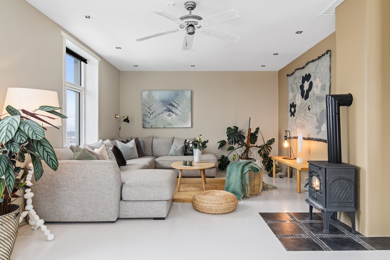 Boligen har et åpent og lyst allrom med lysinnslipp fra flere sider. Flott peis ved stuen. Galleribilde