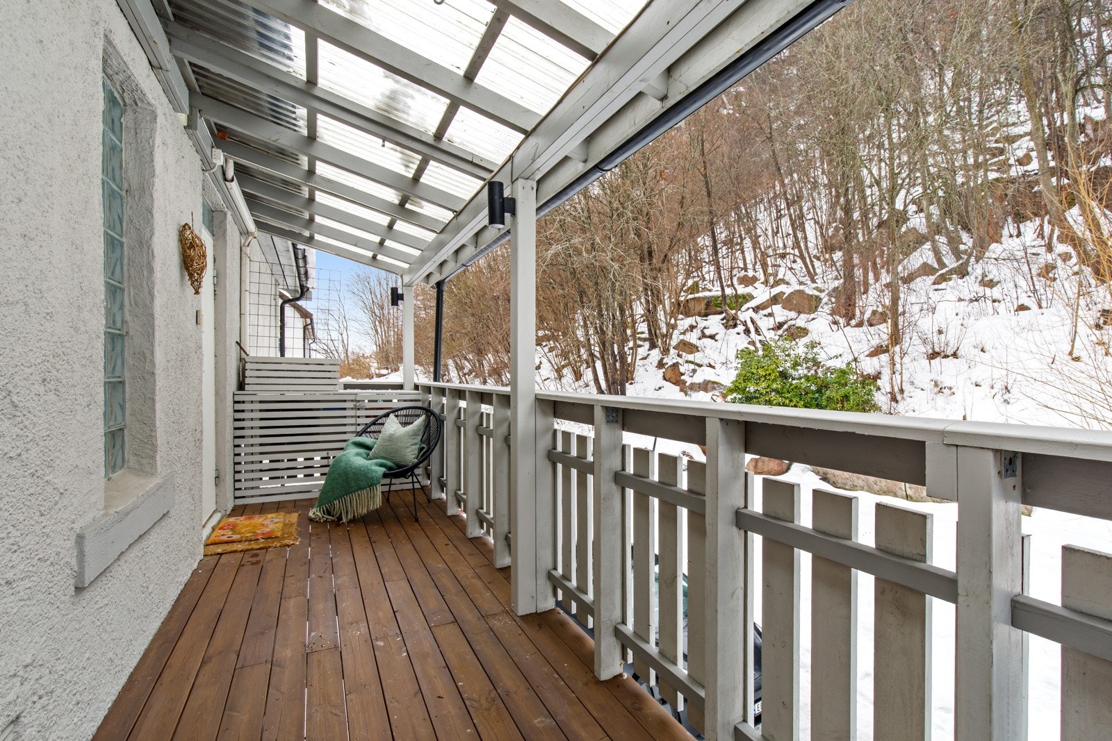 Overbygd veranda på ca. 10 kvm ved inngangspartiet. Galleribilde