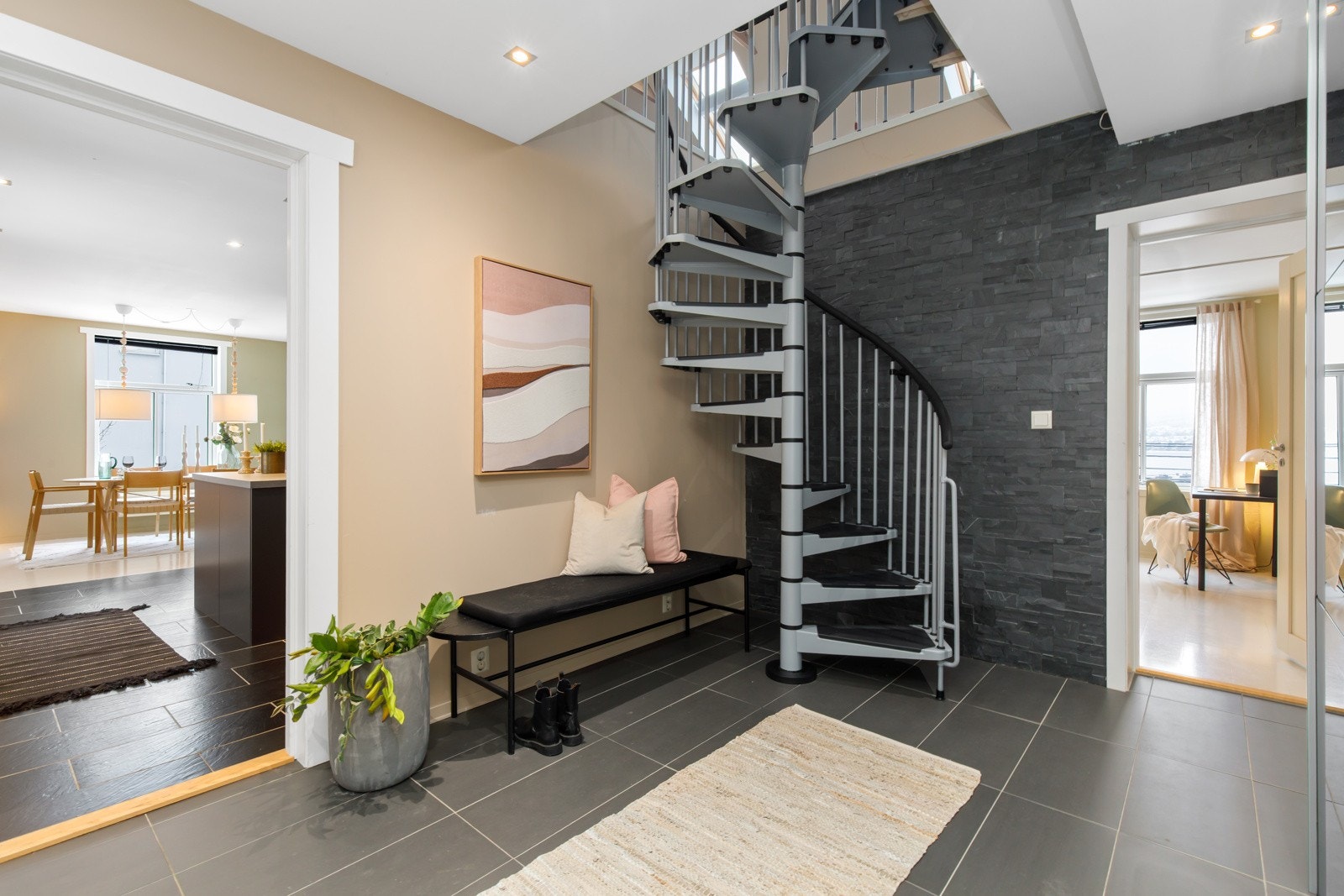 Rommet har også downlights. Trappen fører deg opp til loftet. Galleribilde