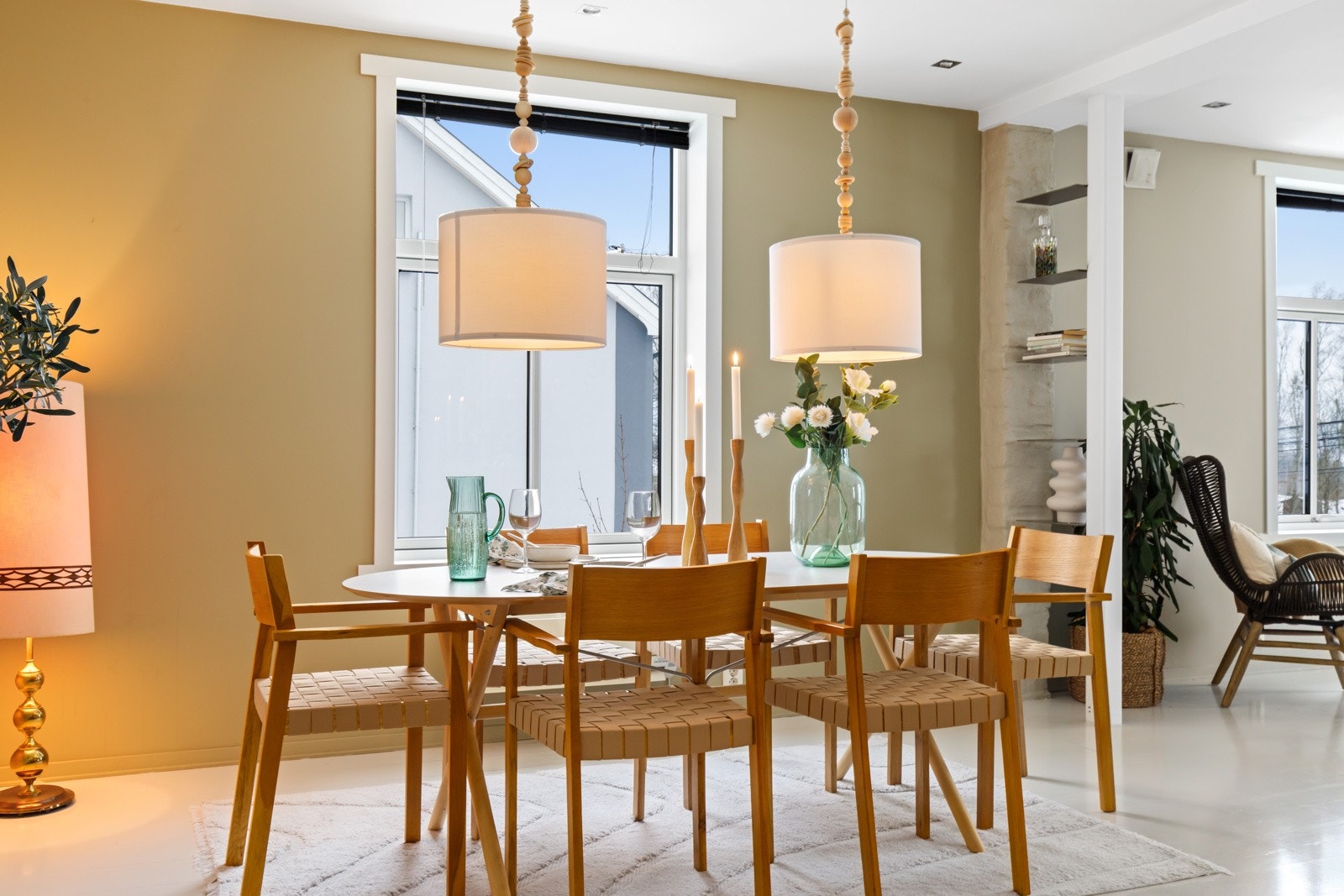 Det er god plass til stort spisebord - fint for middager med familie og gjester. Galleribilde