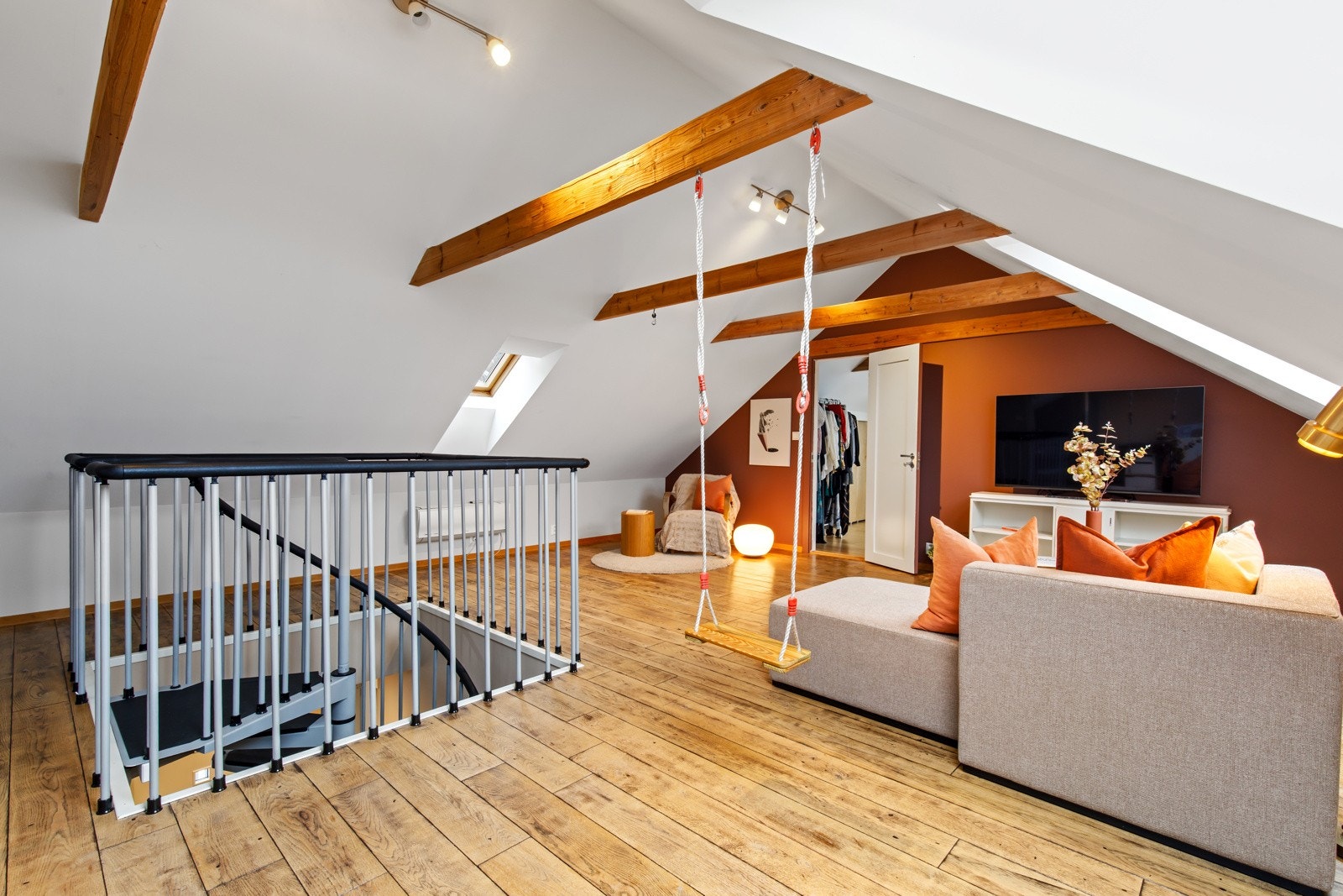 På loftet er det stort rom benyttet som stue og arbeidsplass. Galleribilde