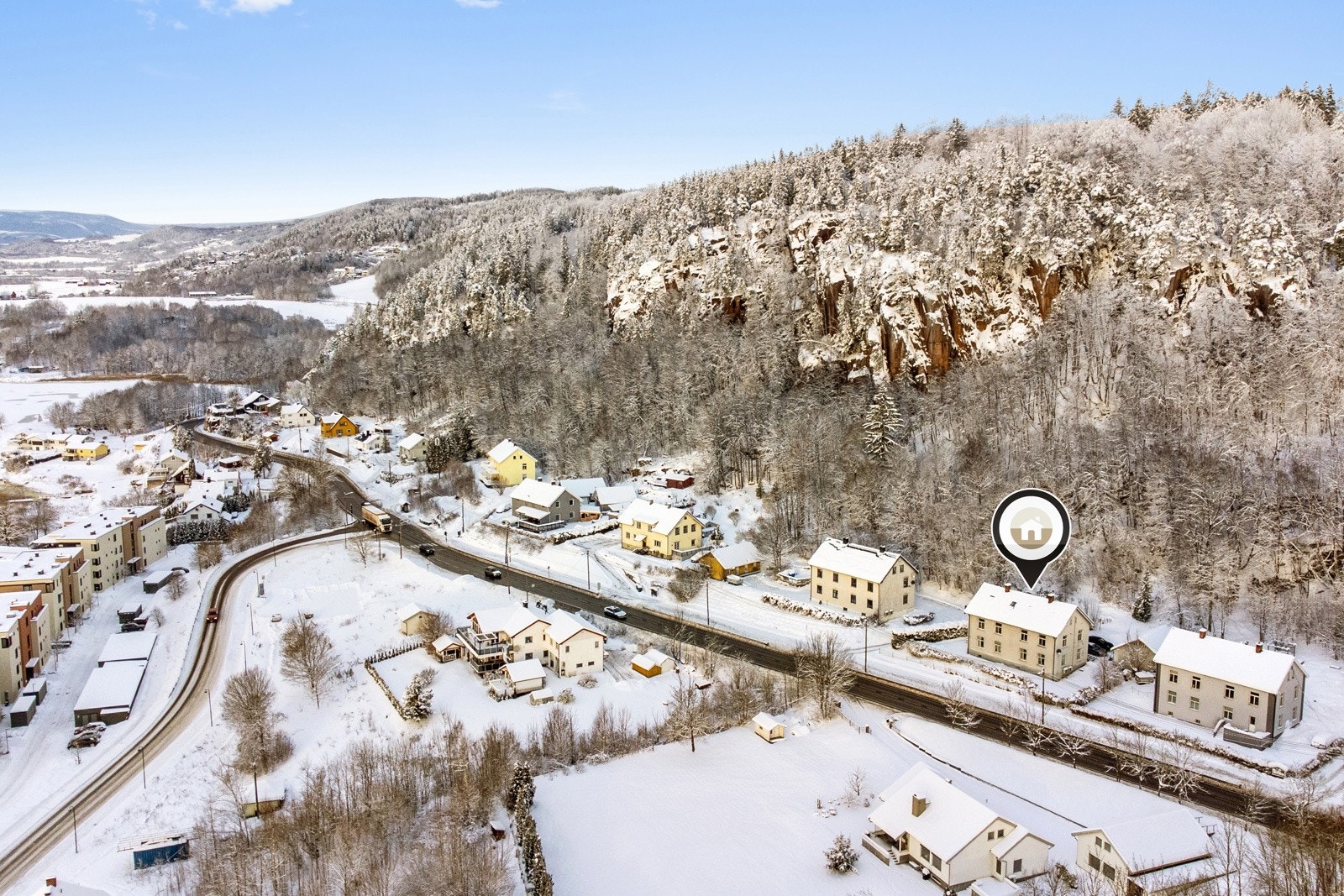 Det er ca. 7 minutter kjøretur til Lier togstasjon. Nærmeste bussholdeplass ligger kun 100 meter fra døren. Galleribilde