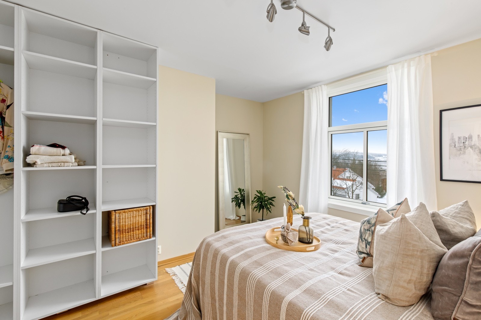 Begge rommene har plass til seng, nattbord og oppbevaring. Galleribilde