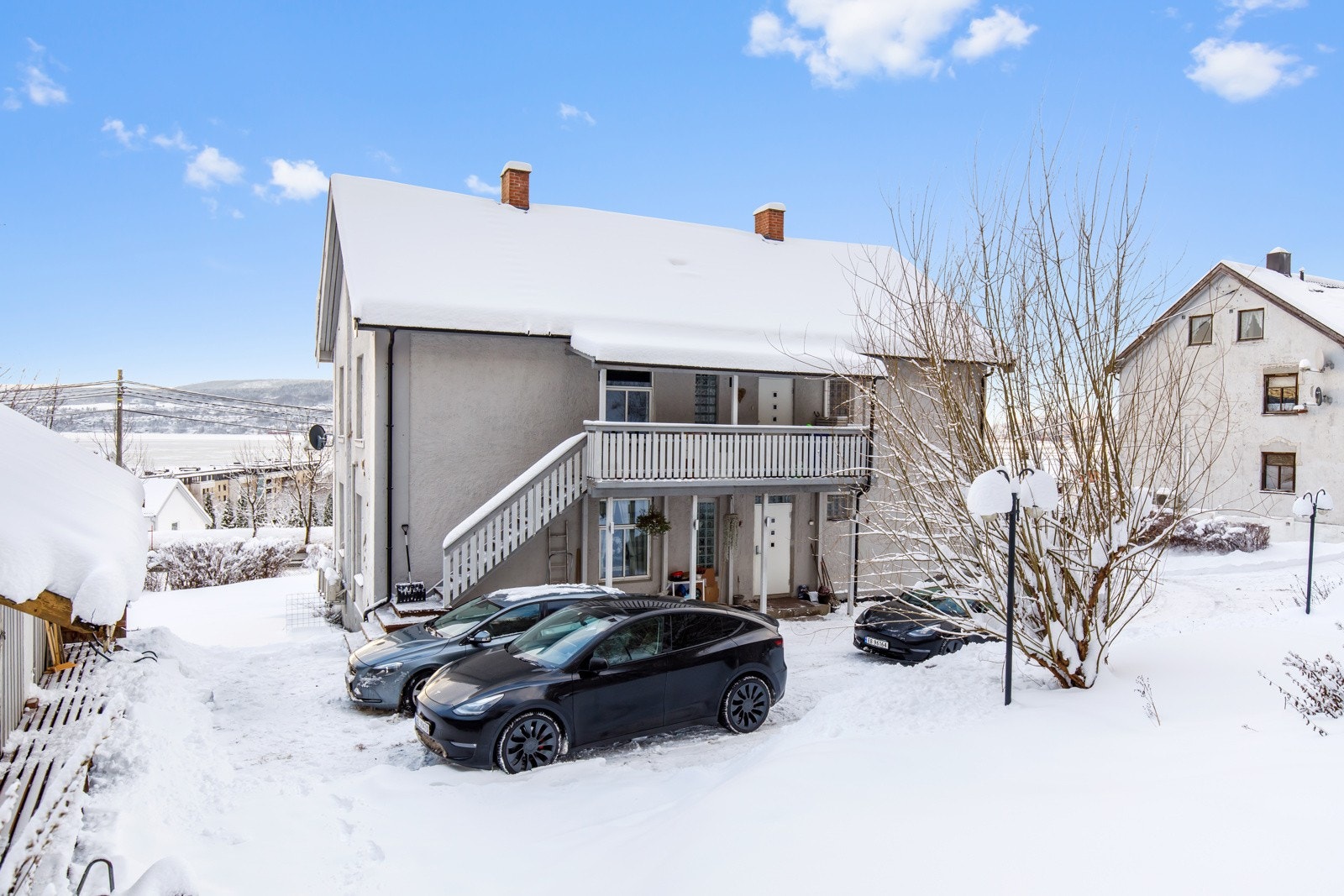 Eiendommen har felles tomt med hage og parkeringsplasser. Det er bruksrett til fast plass. Galleribilde