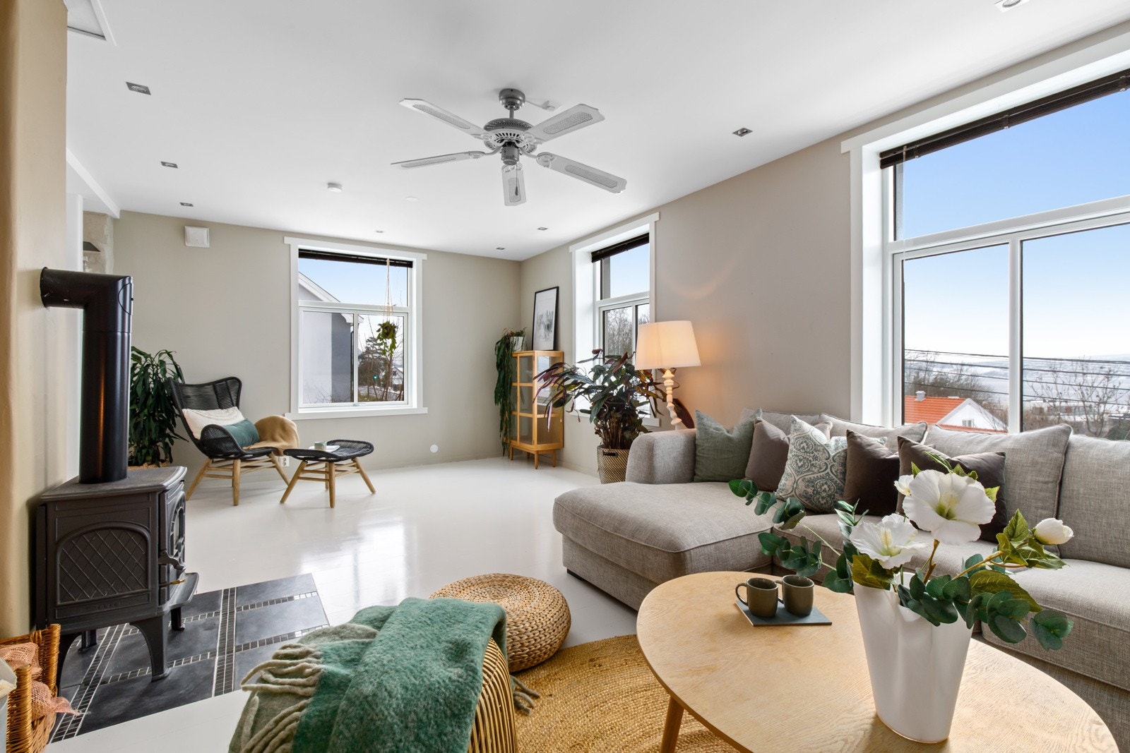 Det er god plass til flere sosiale soner. Flott utsikt mot Drammensfjorden. Galleribilde