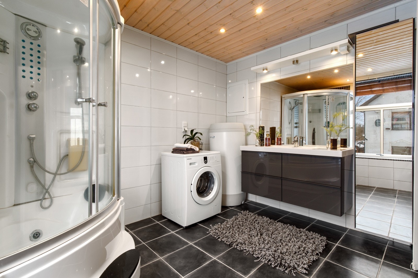 Romslig og pent baderom med god lagringsplass, spadusj og toalett. Galleribilde