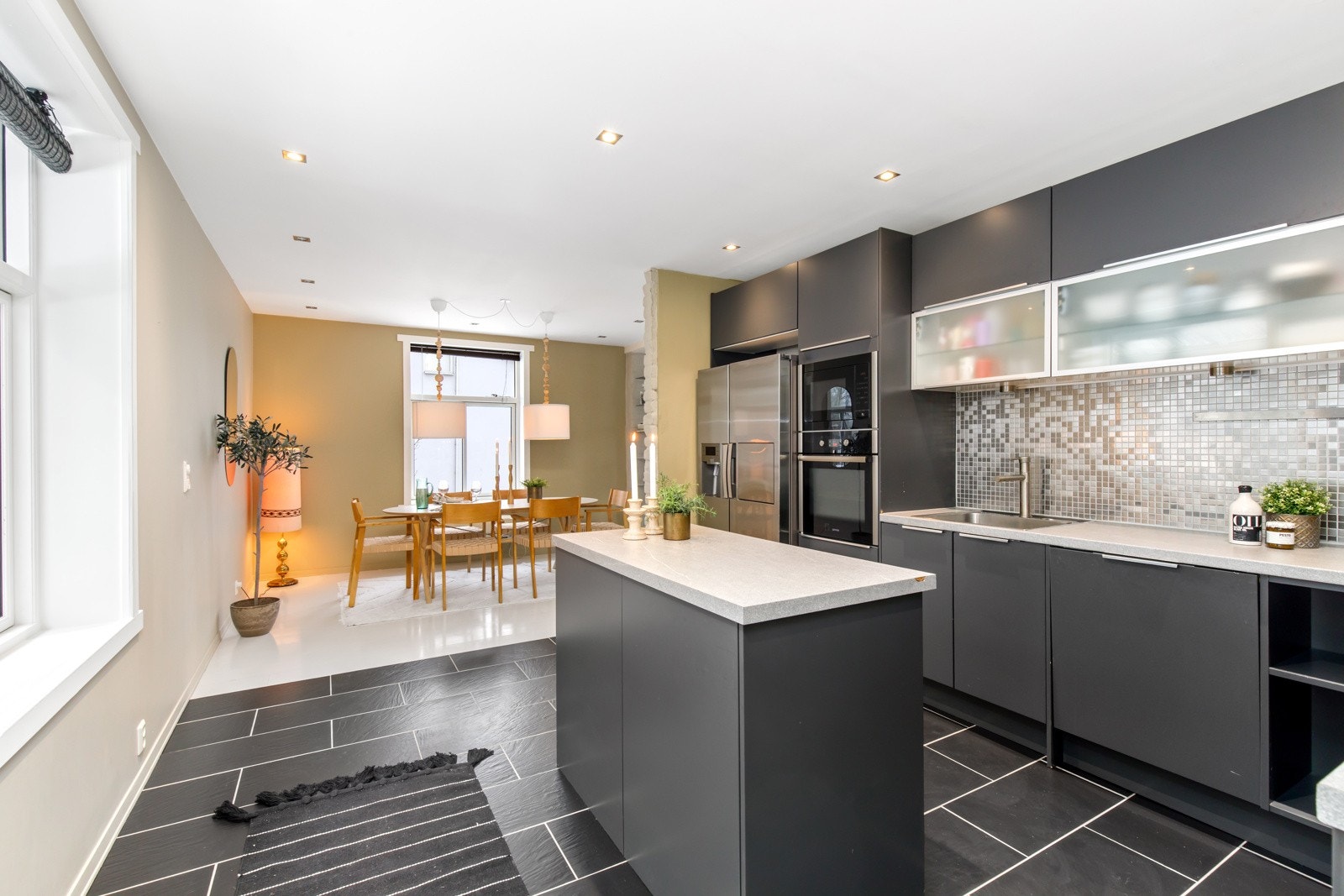 Kjøkkenet ligger i egen sone, og likevel i åpen og sosial løsning til resten av oppholdsrommet. Galleribilde