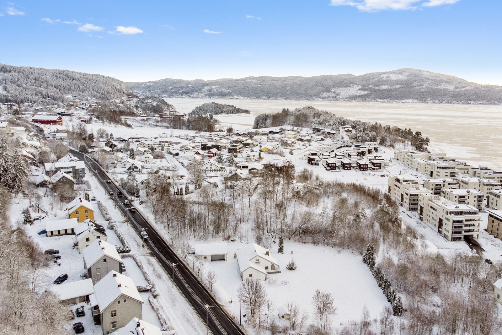 Fine turmuligheter like ved huset, blant annet Kjekstadmarka med flott turterreng, sommer som vinter. Galleribilde