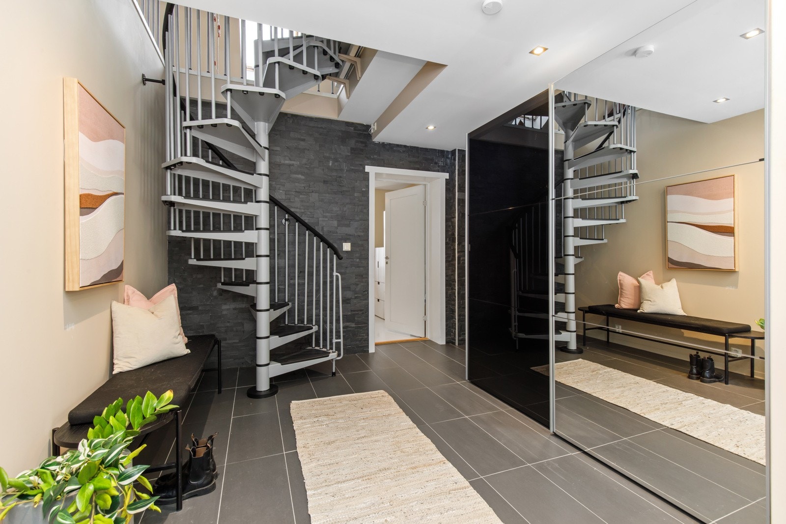 Stor og fin entré/gang med flislagt gulv med varmekabler og skyvedørsgarderobe. Galleribilde