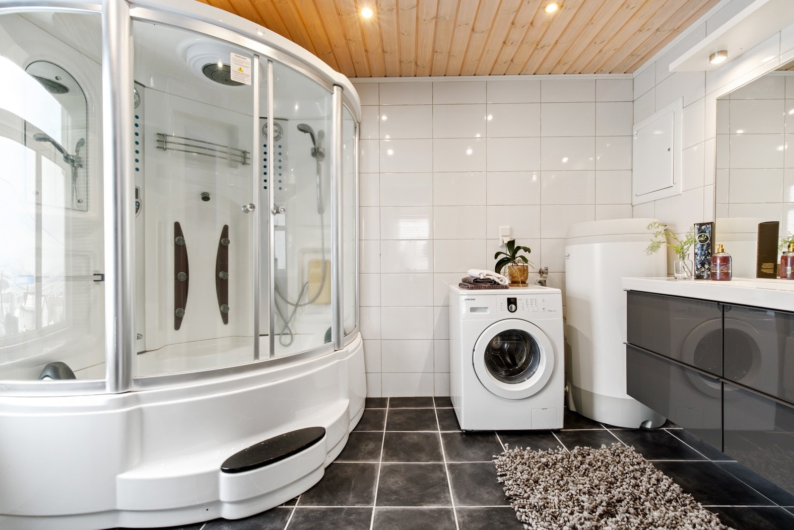 Badet har opplegg for vaskemaskin. Galleribilde