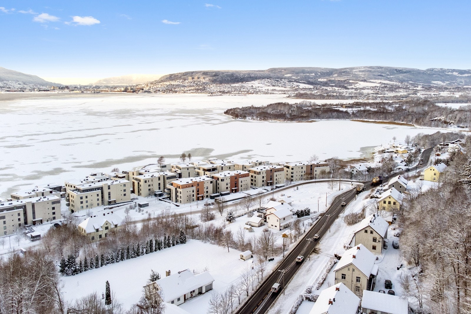 Rolig og naturskjønn beliggenhet rett ved marka, men likevel innen kort avstand fra nødvendige servicetilbud. Galleribilde