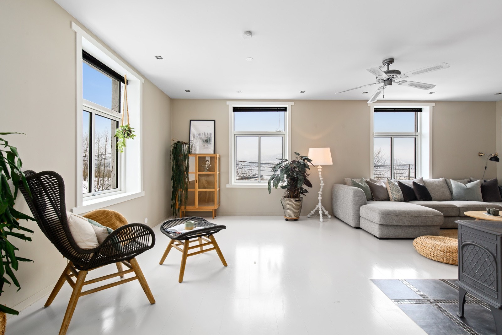 Rommet er malt i lun farge og har malt tregulv. Galleribilde