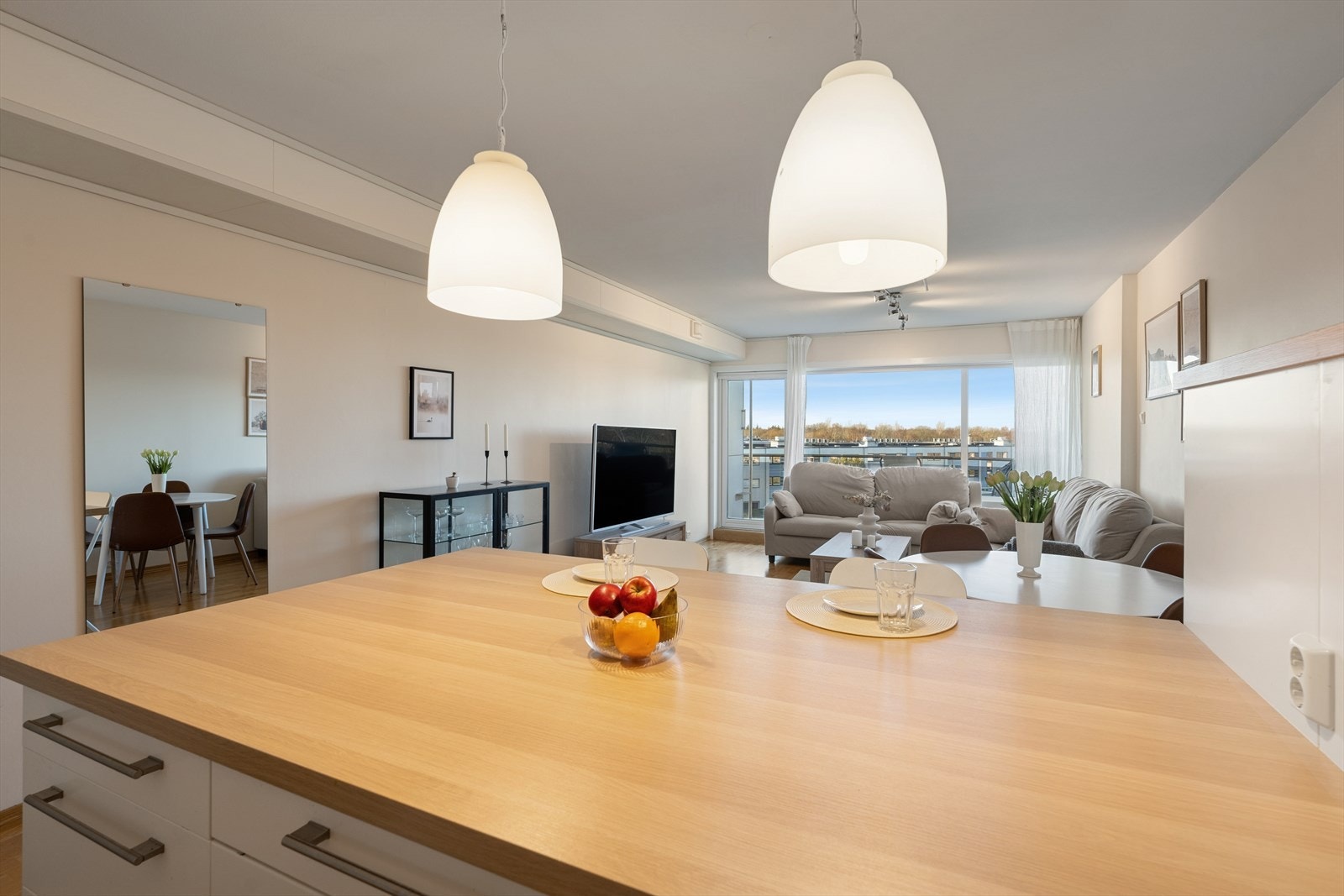 Kjøkkenøy har en god arbeidsflate med god belysning og stikkontakt Galleribilde