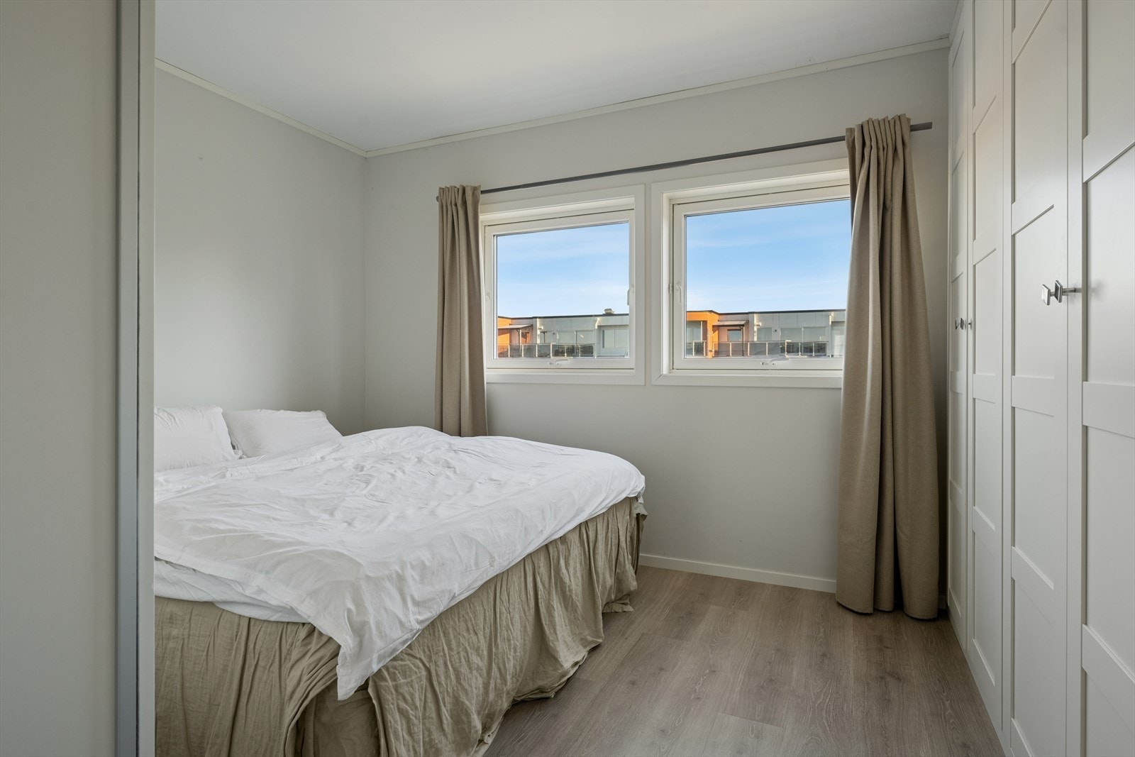 Soverom av god størrelse med helgående garderobeskap Galleribilde