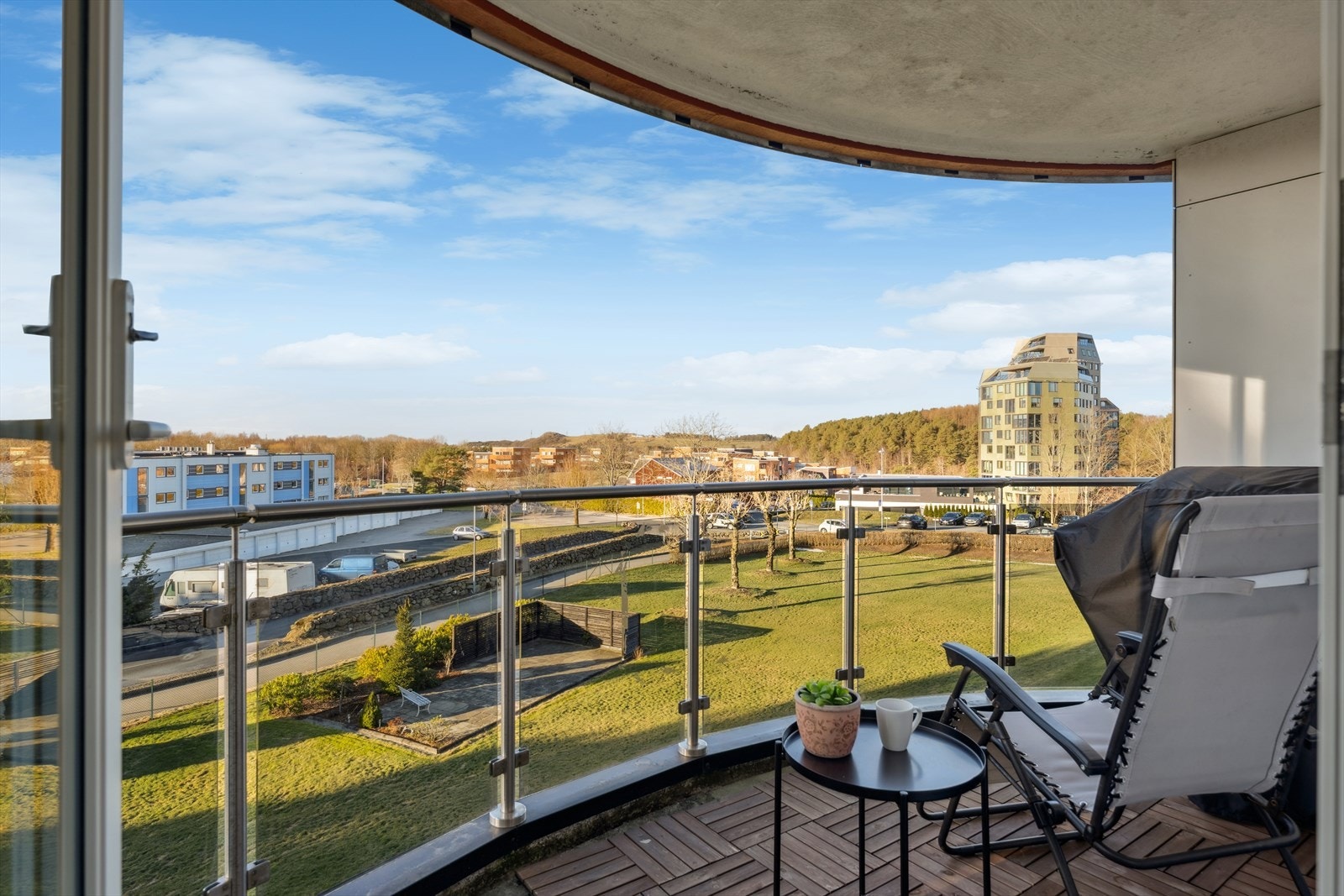 Balkongen har ettermiddags- og kveldssol. Galleribilde