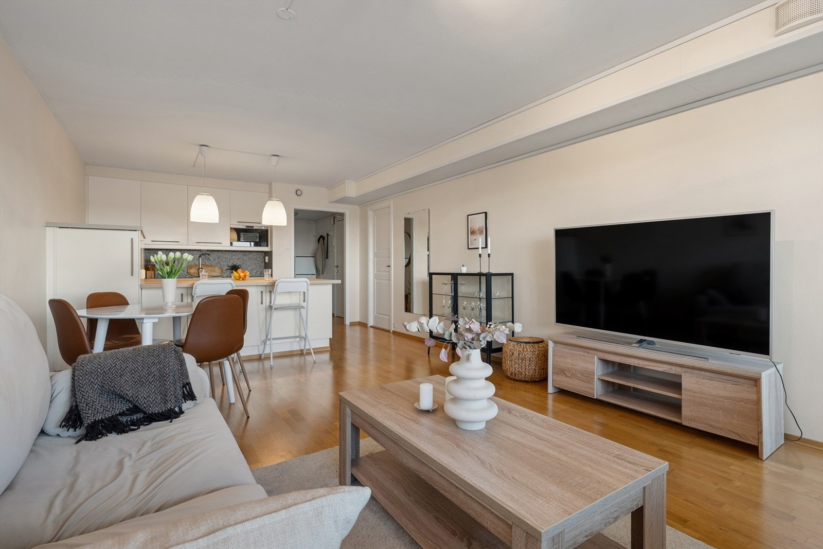 Kjøkkenøy med sitteplasser, skapplass og arbeidssone knytter rommet sammen til ett godt og sosialt rom. Galleribilde