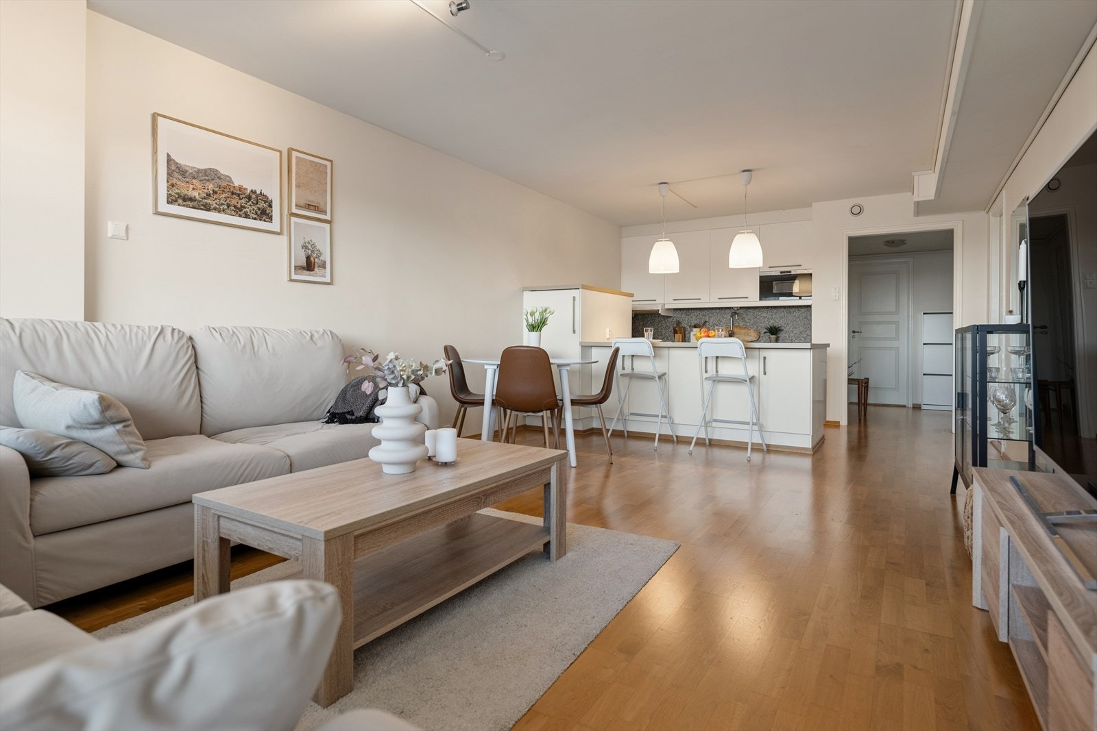 Innvendige overflater er tidløse med parkett på gulv og lysmalt betong på vegg og tak med listefri overgang Galleribilde