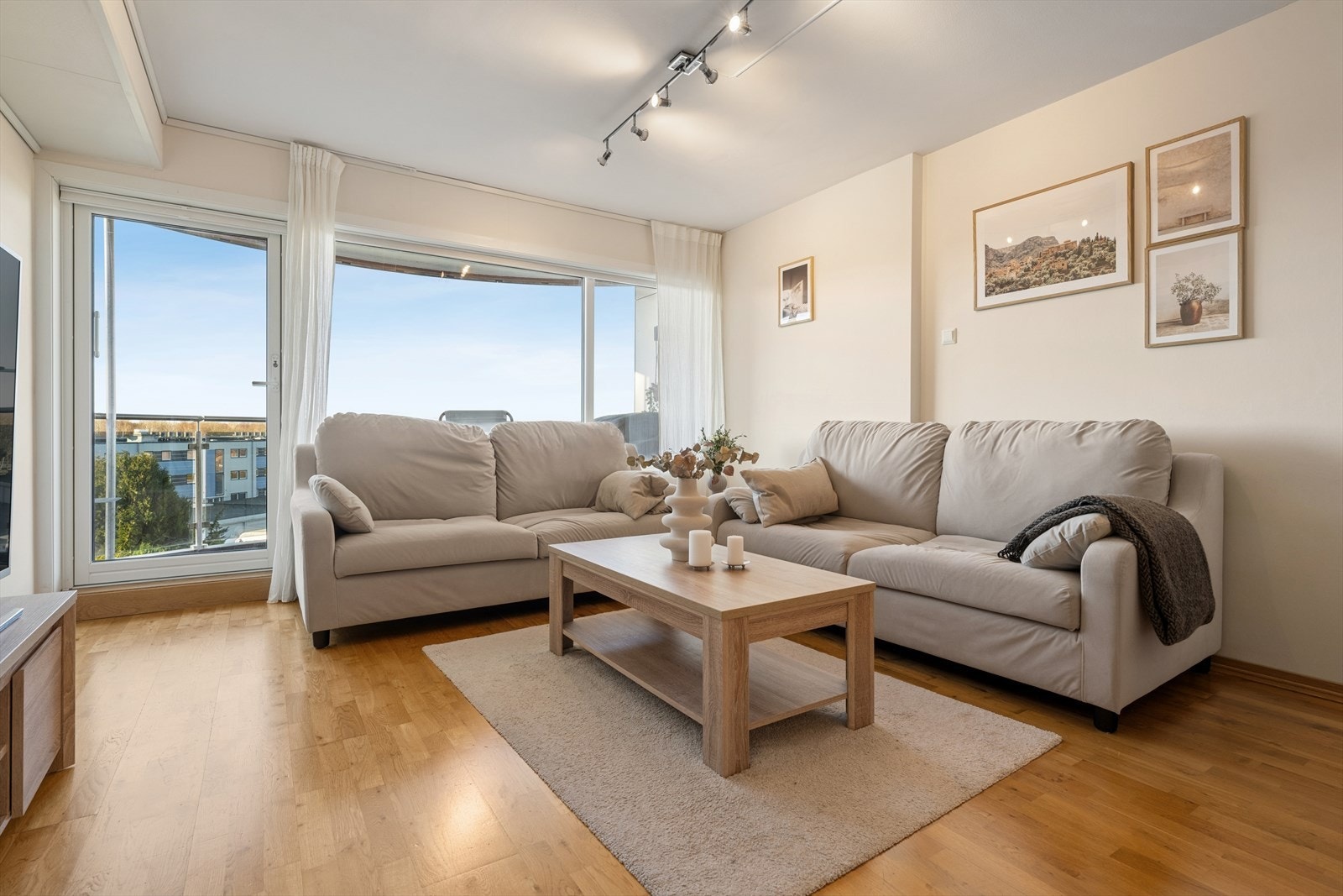 Moderne og lys 2-roms i byggets tredje etasje. Arealsmart med god planløsning på 63 kvm Galleribilde