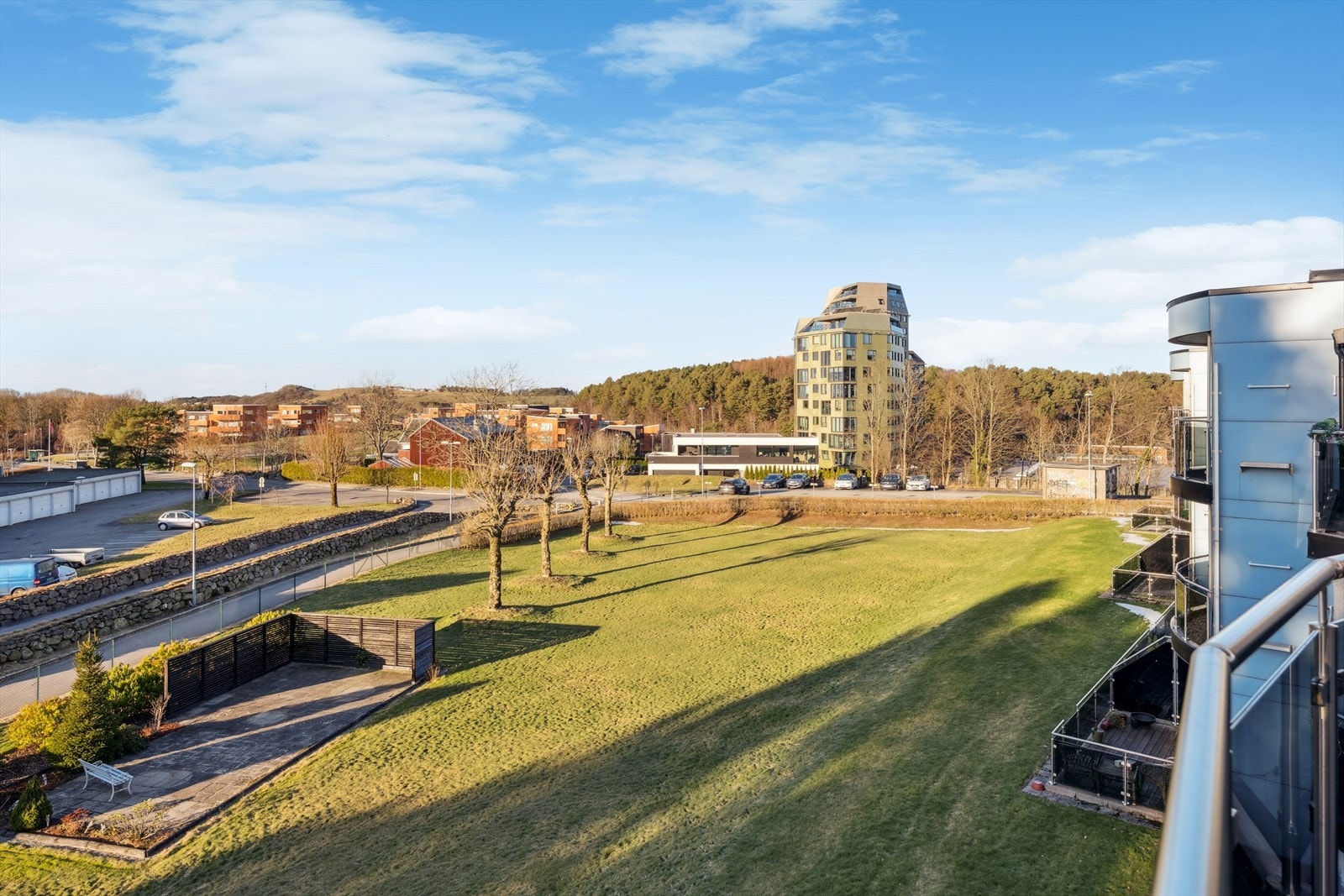 I området er det flotte og varierte turområder som Dalsnuten, Bjørndalsnuten og Vassfjellet med utsikt over byen og omegn. Ønsker du å trene inne er det kort vei til treningssentre som InterPadel Sandnes eller SATS Trim Towers. Galleribilde