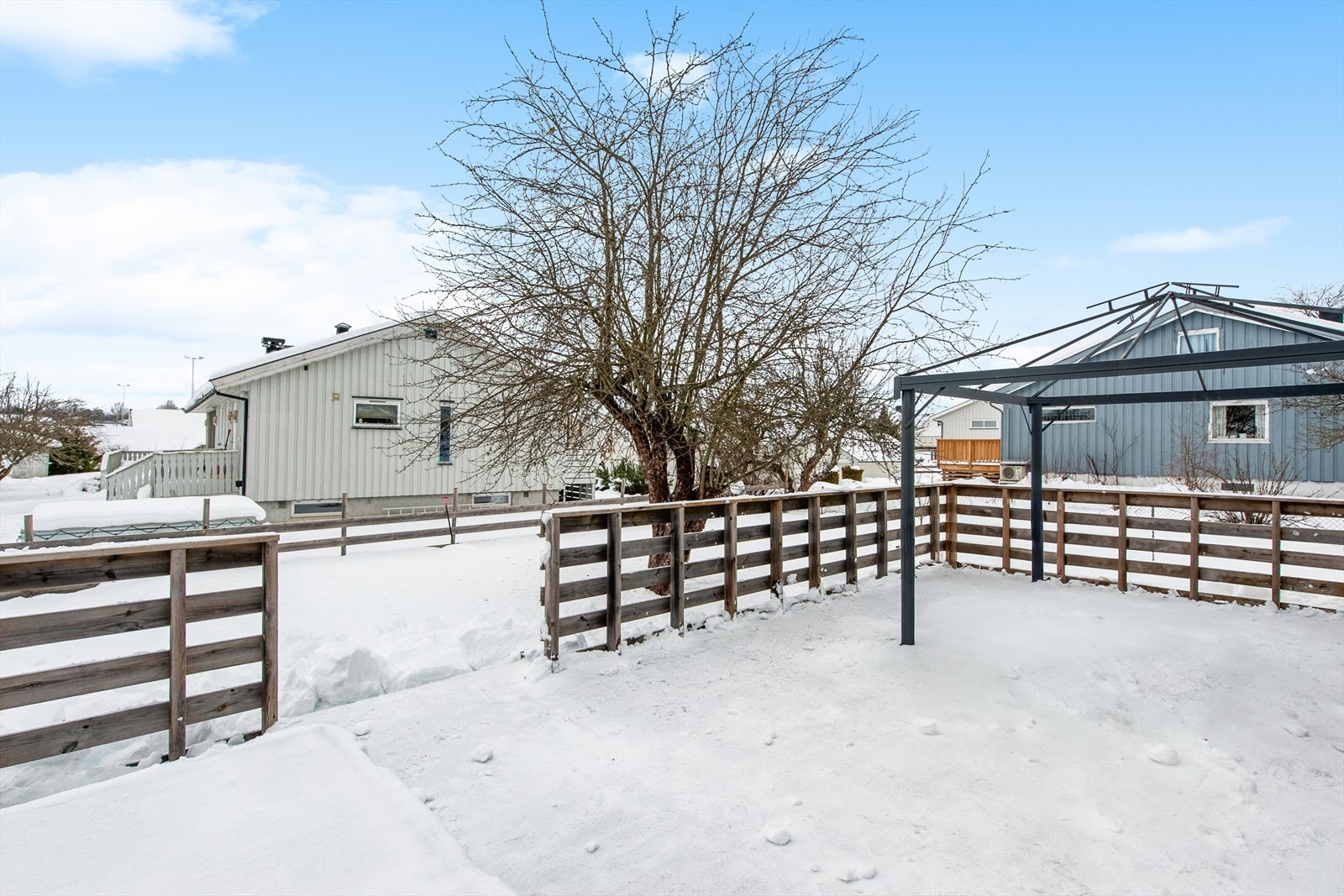 Terrassen har god plass til utemøbler og grill. Galleribilde