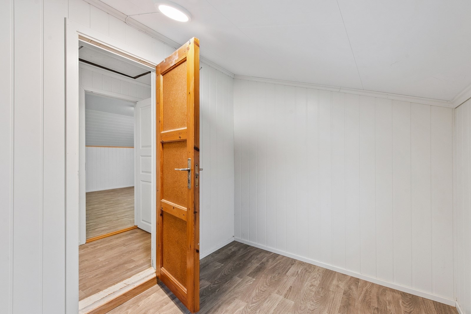 Boligen har totalt to boder i denne etasjen, som gir gode oppbevaringsmuligheter. Galleribilde