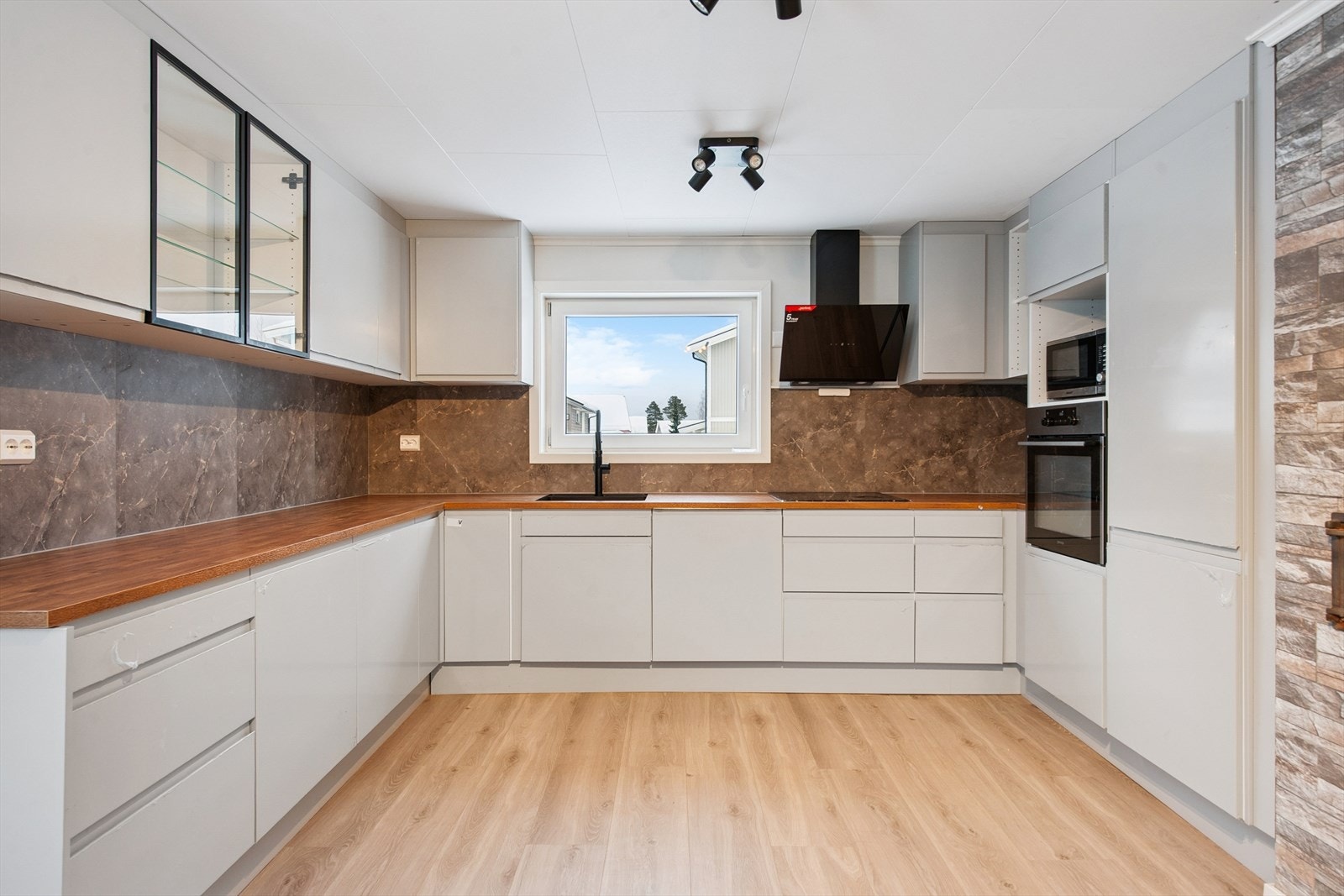 Kjøkkenet ble oppgradert i 2024 og har en moderne innredning med glatte fronter. Galleribilde