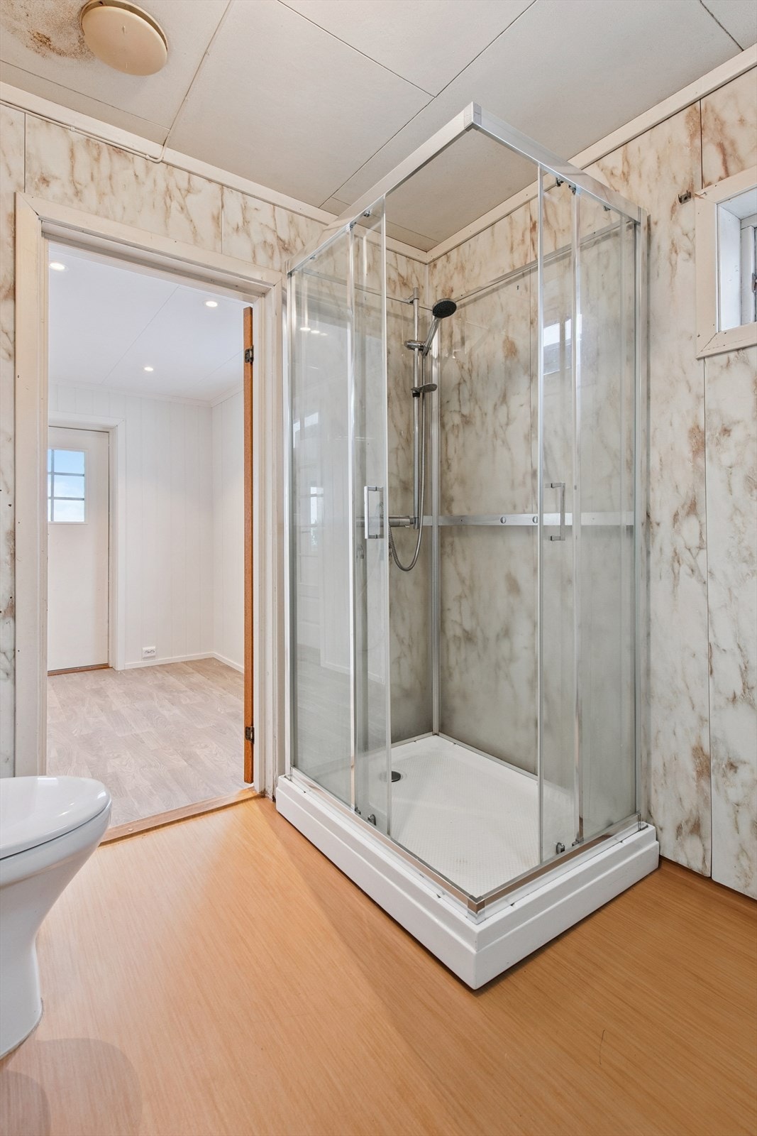 Rommet er utstyrt med toalett, dusjkabinett og servantinnredning. Galleribilde