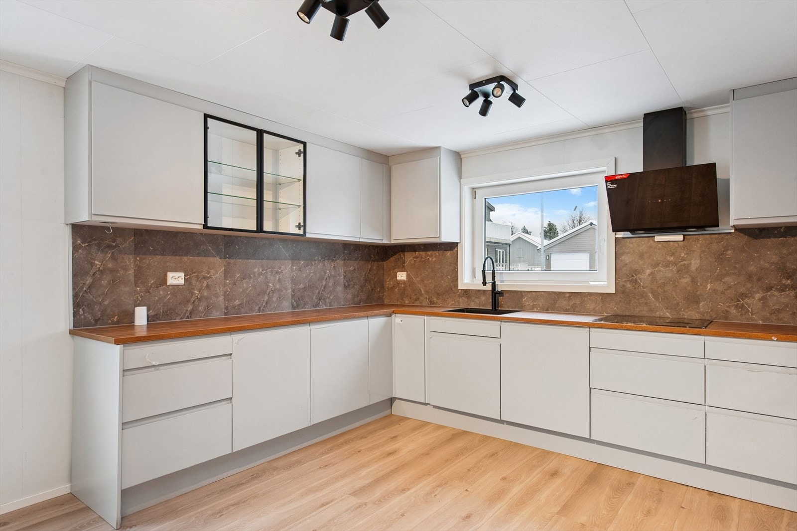 Her er det godt med benkeplass på en slitesterk, laminert benkeplate. Galleribilde