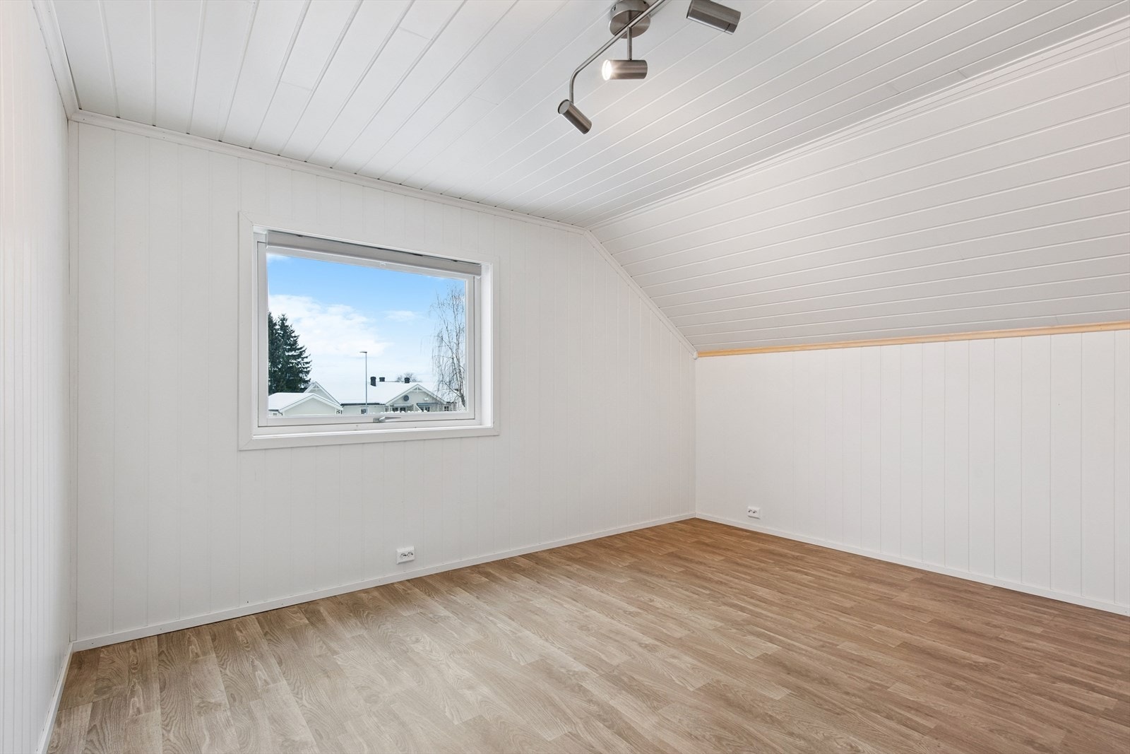 Det ene soverommet har plass til seng og garderobeløsning. Galleribilde