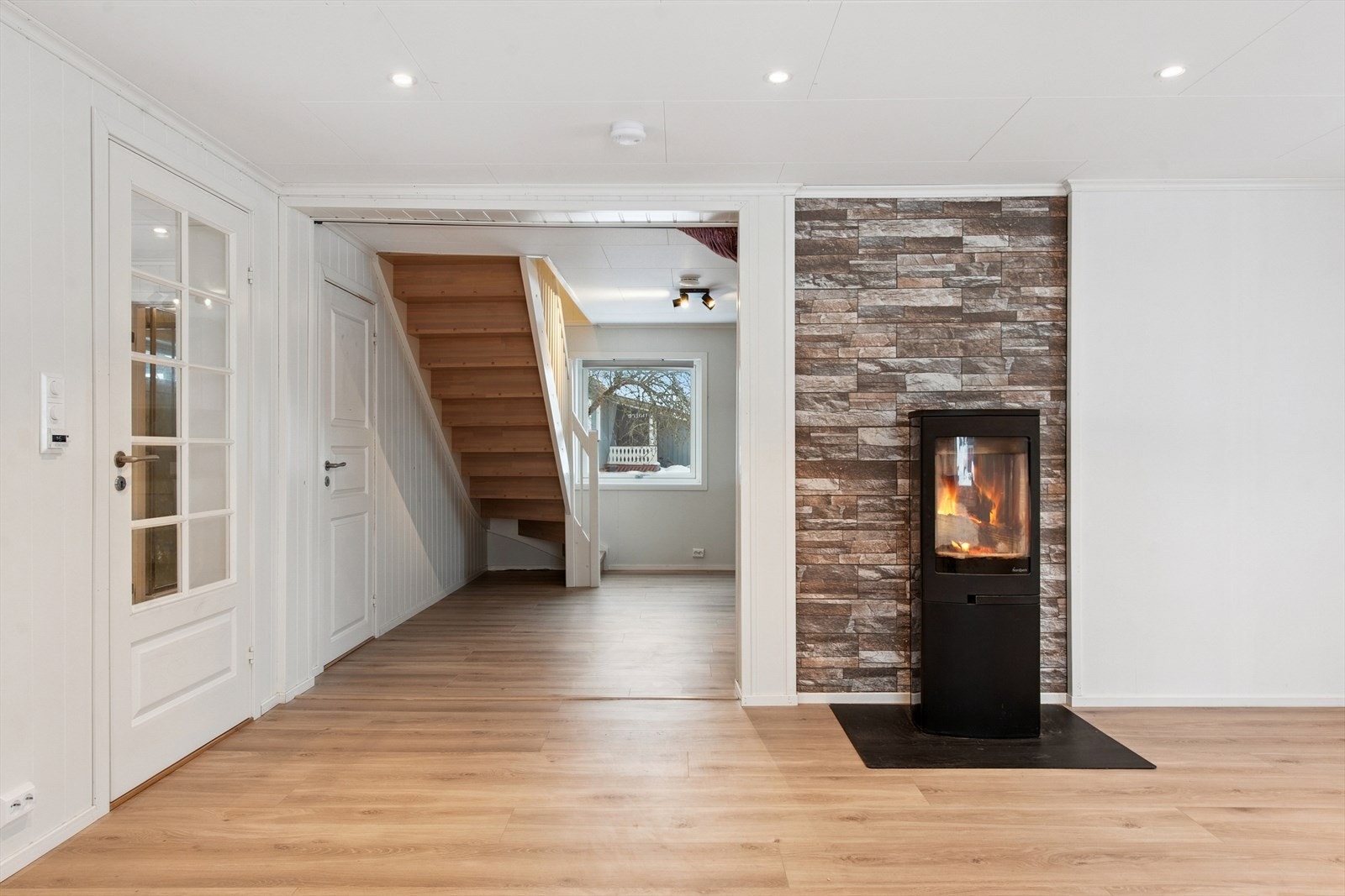 En forblendet mursteinspipe med en peisovn som gir en lun oppvarming Galleribilde