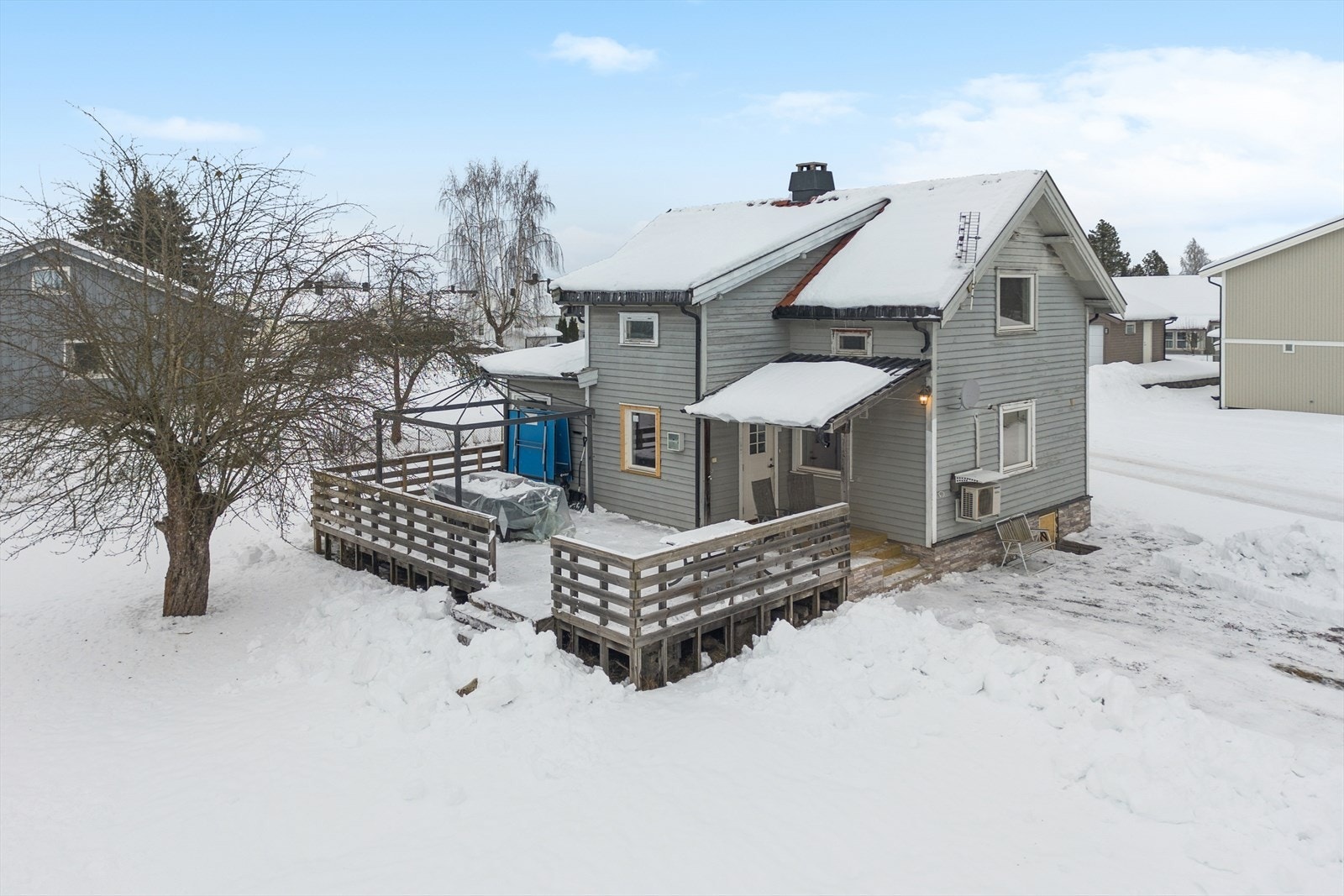 En stor terrasse på 43 m² strekker seg langs deler av huset. Galleribilde