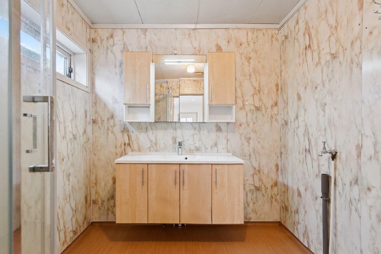 Badet i første etasje er av eldre standard og modernisering må påregnes. Galleribilde