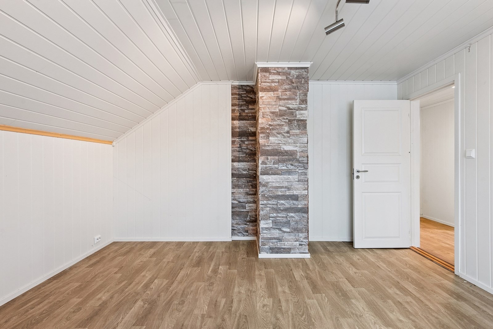 Rommet har skråtak som gir en lun og hyggelig atmosfære. Galleribilde