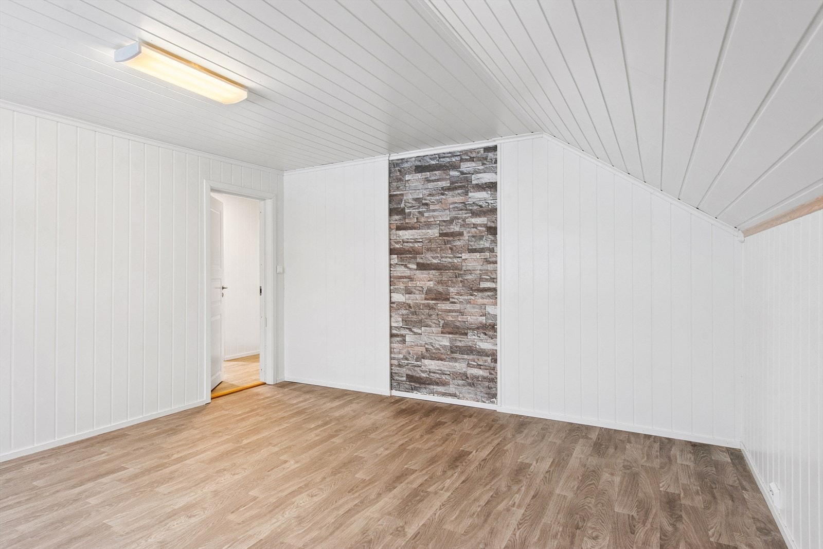 Også her er det lyse, malte overflater og laminat på gulvet. Galleribilde