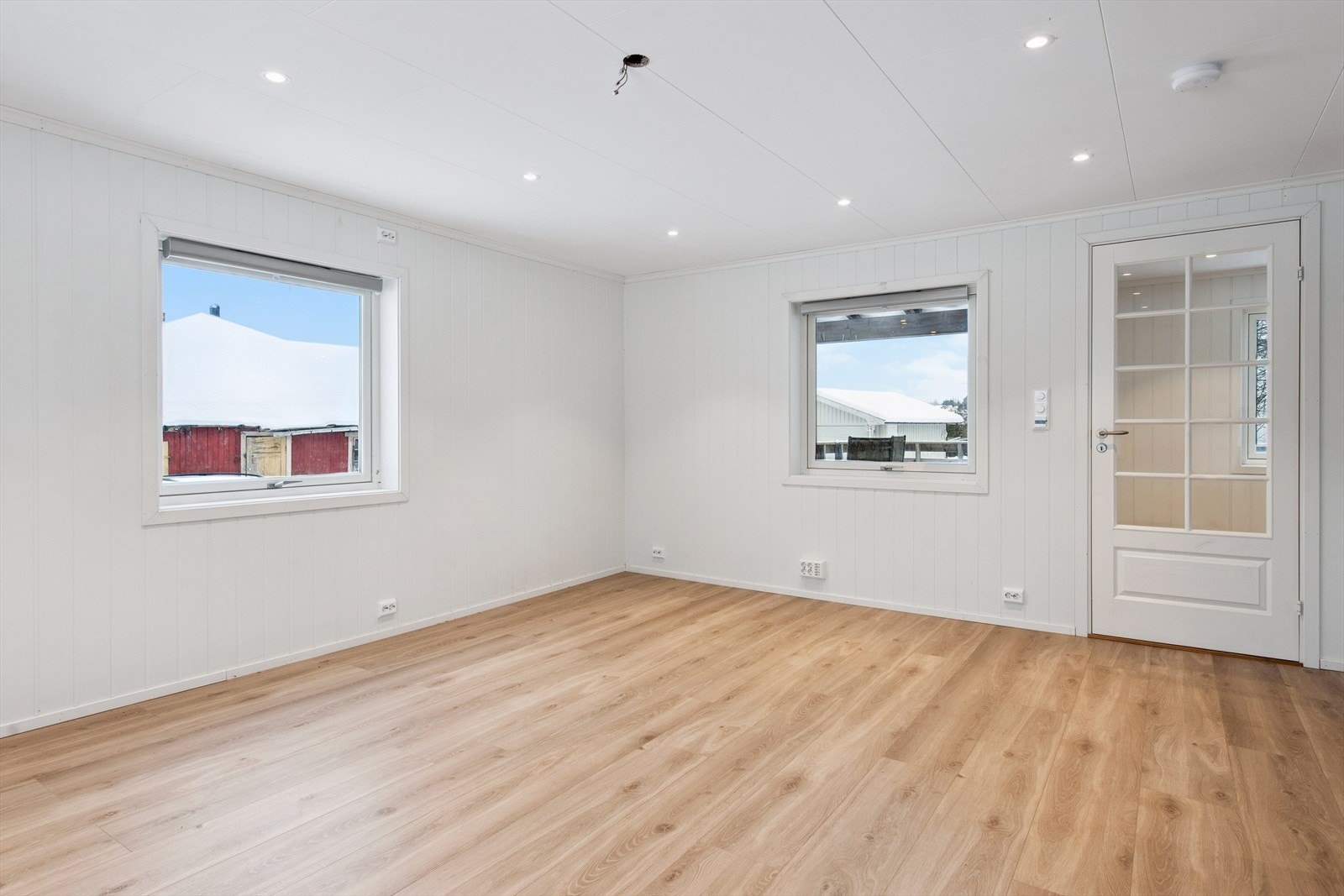 Flere av boligens vinduer ble skiftet i 2017, noe som bidrar til gode lysforhold. Galleribilde