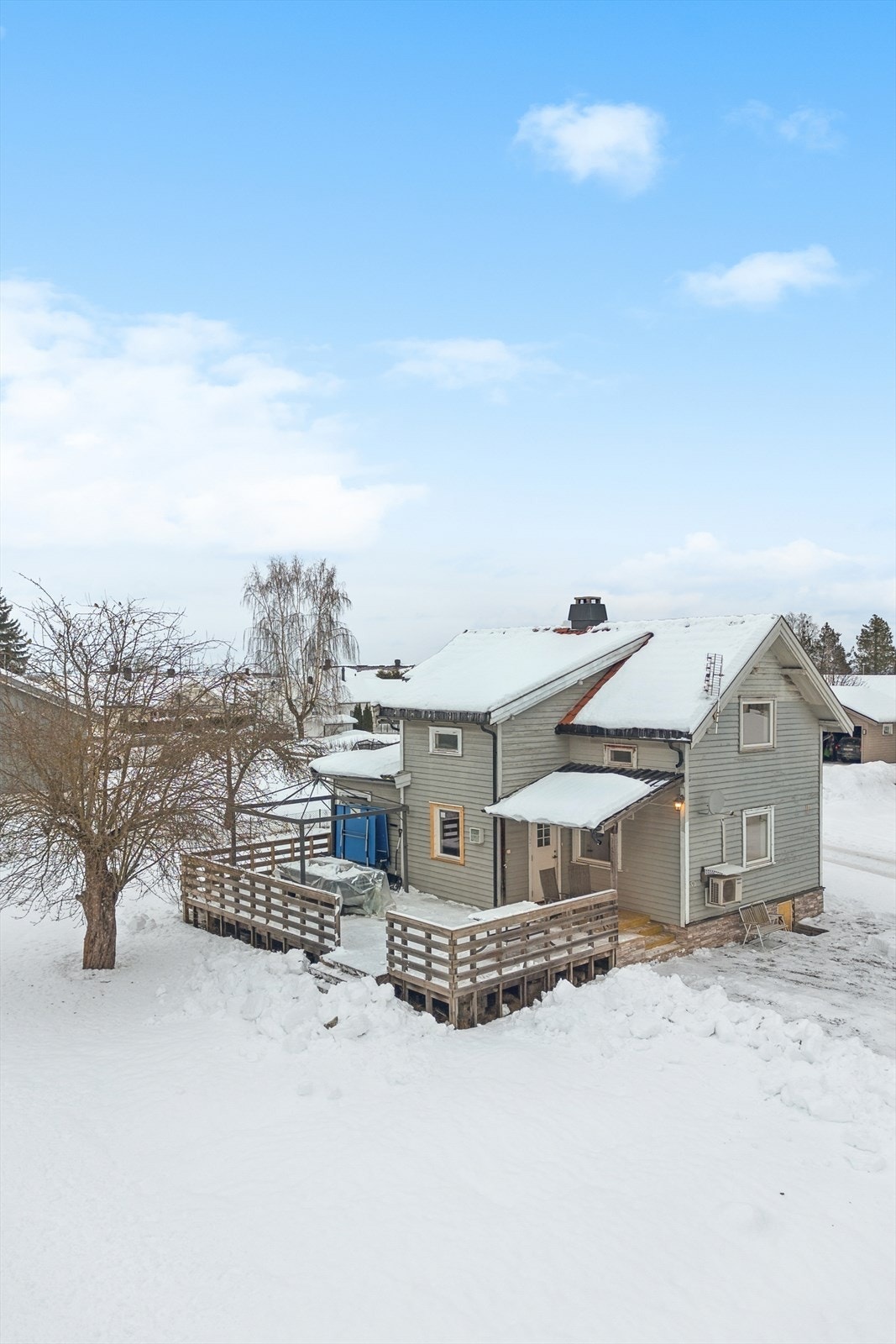 Eiendommen har en rolig beliggenhet med umiddelbar nærhet til skog og friarealer. Galleribilde