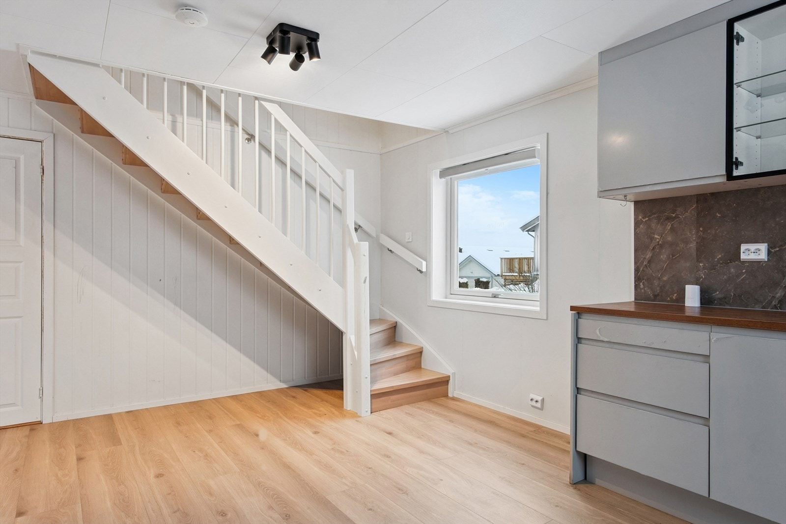 Fra kjøkkenet fører en nyere tretrapp opp til andre etasje. Galleribilde