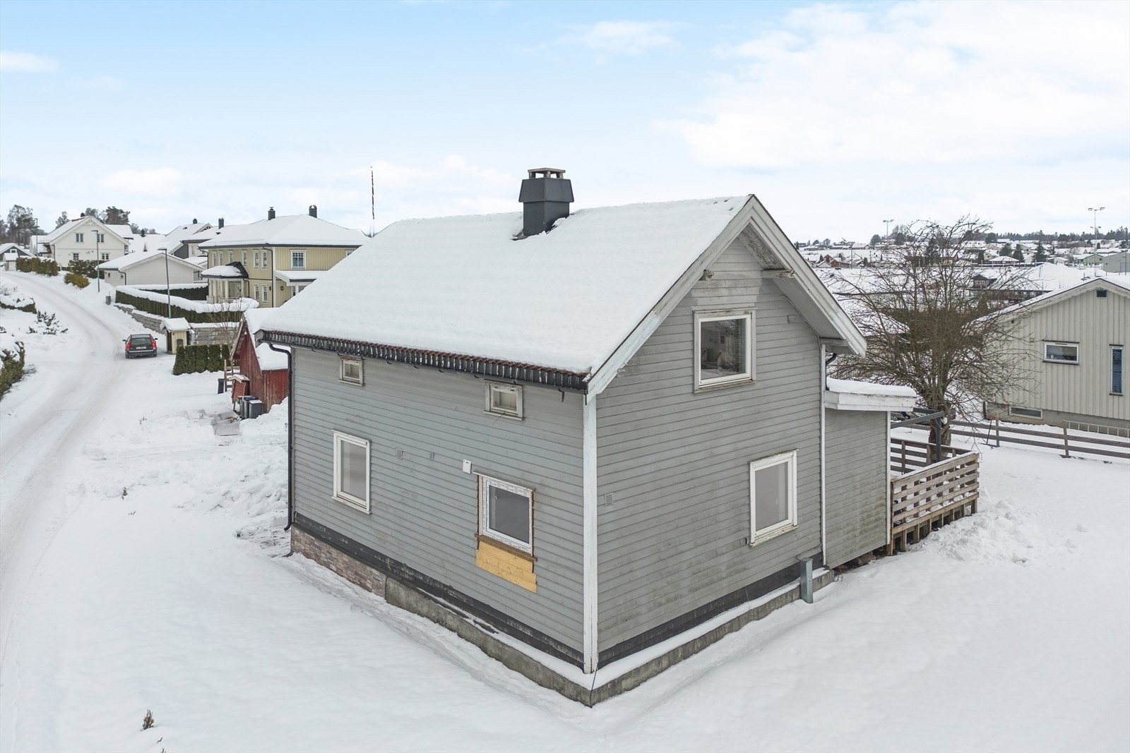Eneboligen er beliggende i et populært boligområde på Stange med kort vei til barnehager og skoler. Galleribilde
