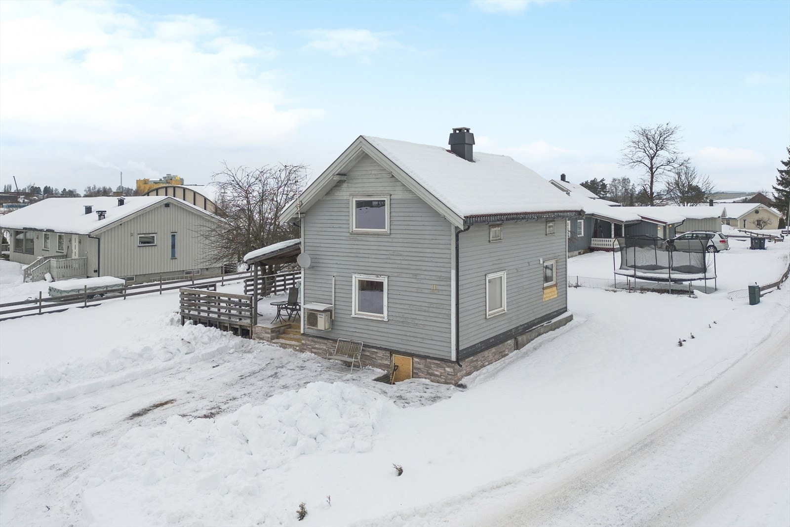Eneboligen fra 1915 kombinerer moderne oppgraderinger med en praktisk planløsning over to etasjer. Utvendig er det en del gjenstående arbeider. Galleribilde