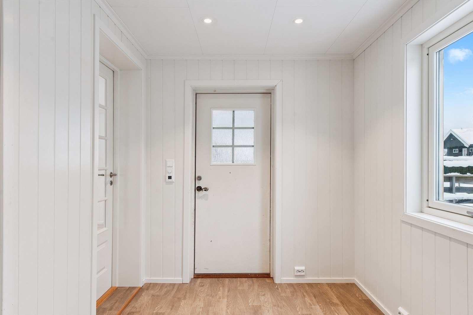 Boligen har en romslig entré med adkomst til bad og stue. Galleribilde