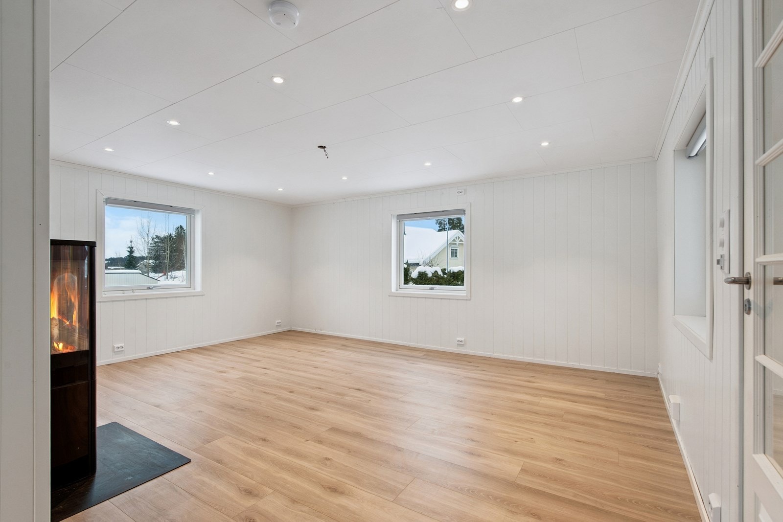 Store deler av boligens innvendige overflater er oppgradert i senere tid. Galleribilde