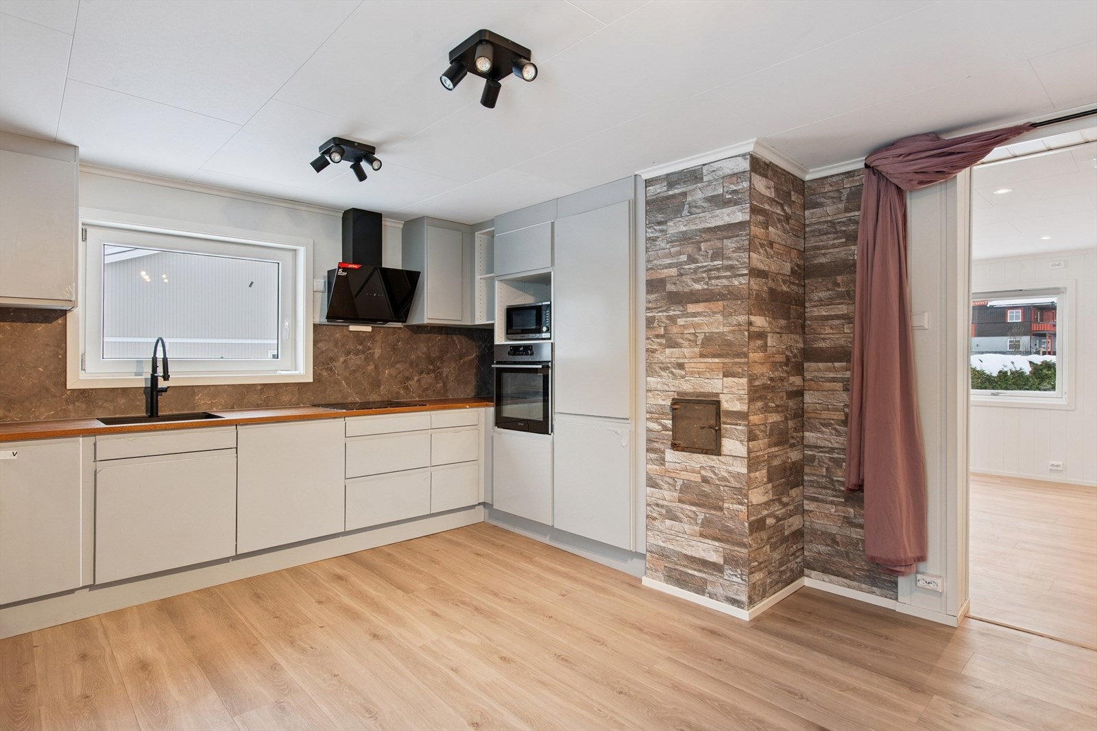 Praktiske detaljer som Kitchen Board over benk og kjøkkenventilator med avtrekk ut. Galleribilde