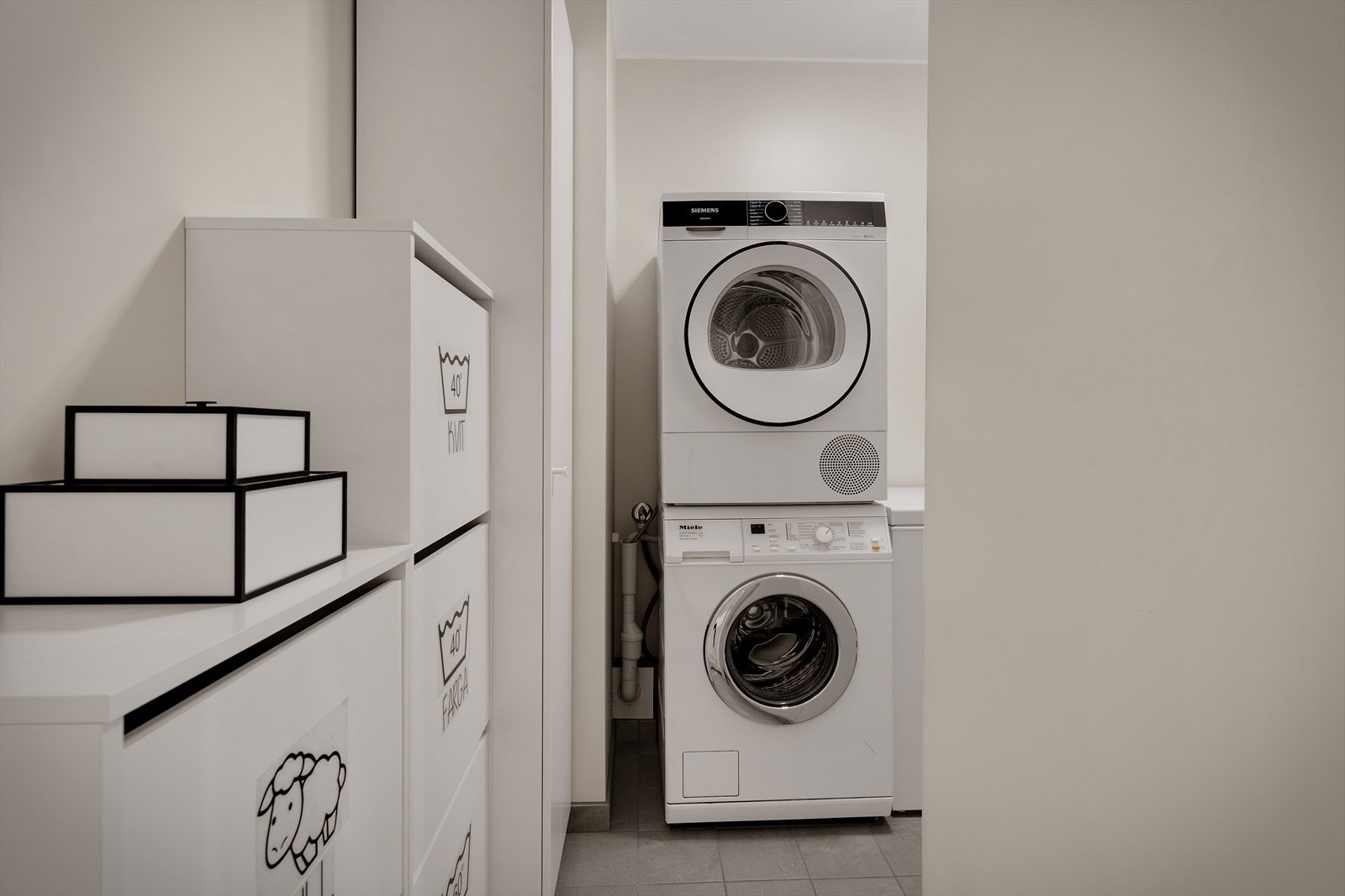 I tillegg har leiligheten oppgradert og bygget eget vaskerom, sammen med lagringsplass. Galleribilde