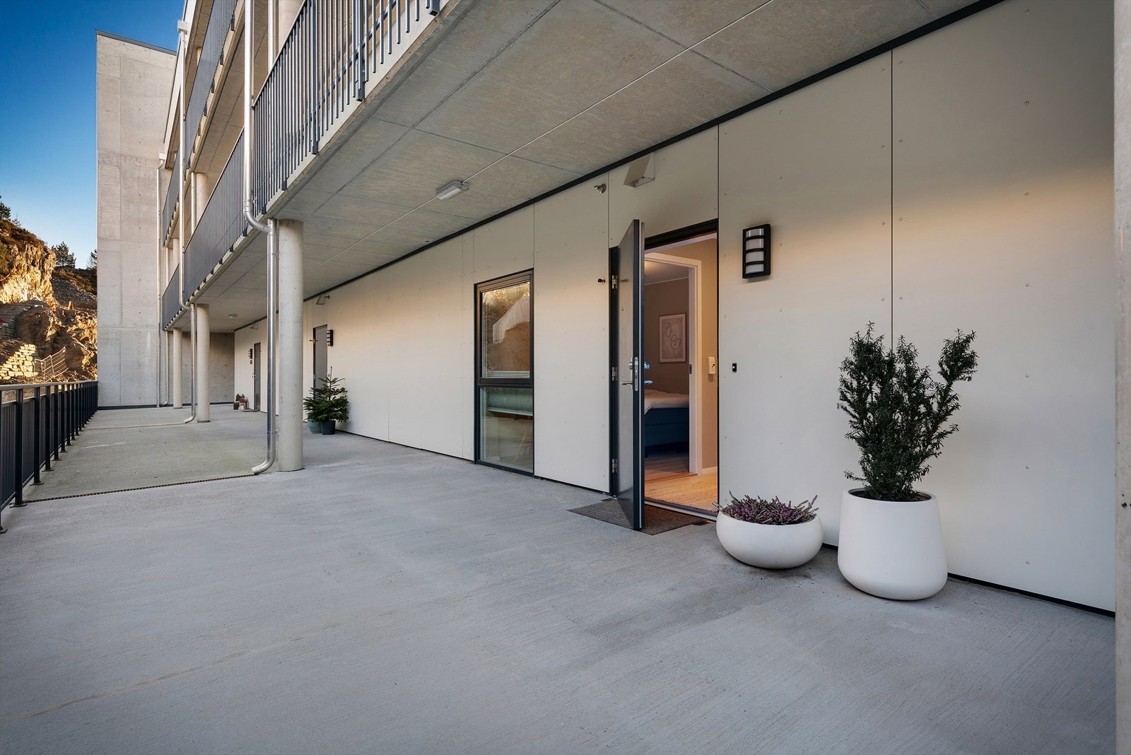 Entrè med romslig uteareal hvor man kan plassere noen utemøbler og nyte morgensolen! Galleribilde