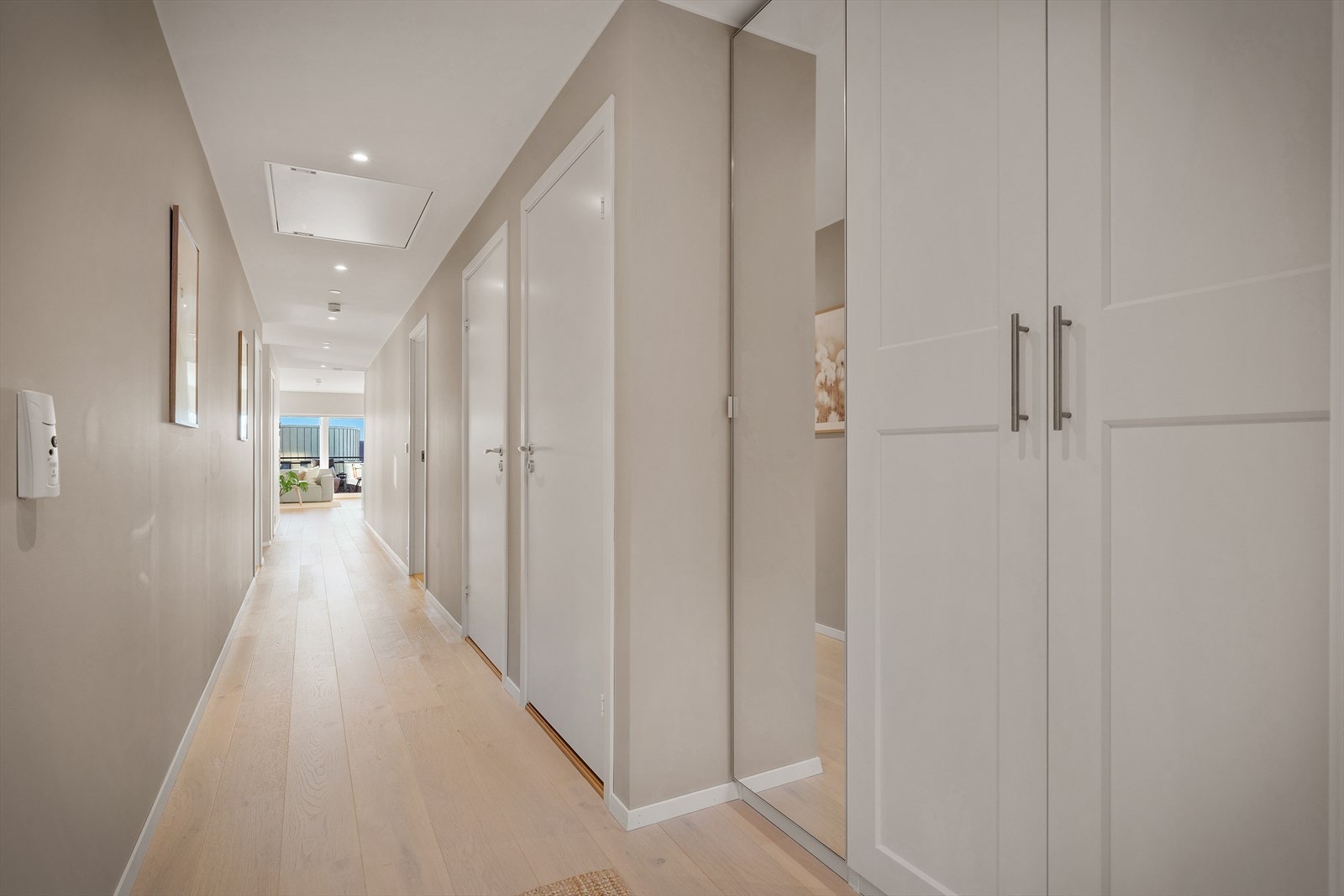 Velkommen inn! Entrè med god plass til garderobeskap og til å sette fra seg skotøy. Galleribilde